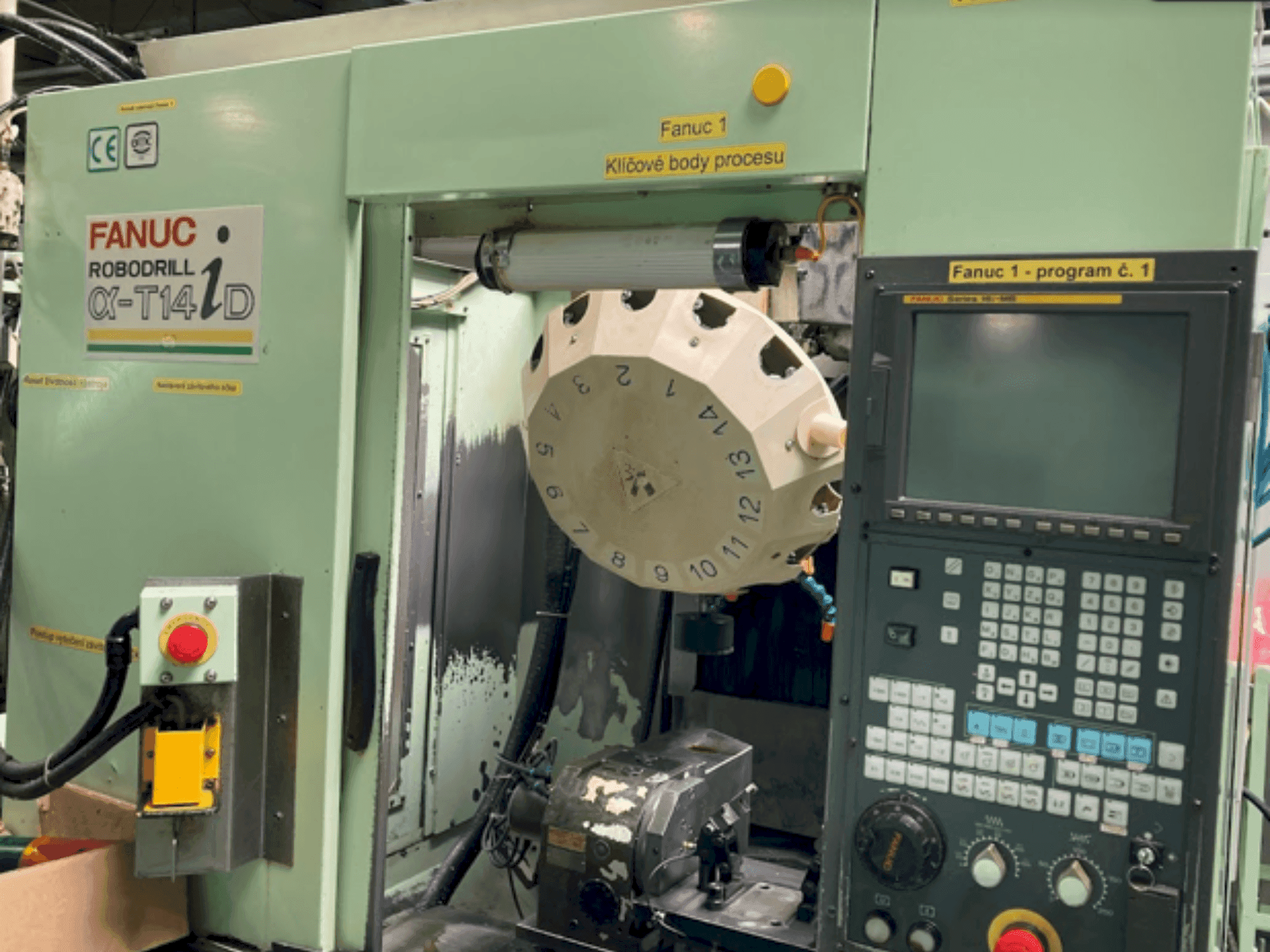 A FANUC Robodrill Alpha-T14 iD gép elölnézete