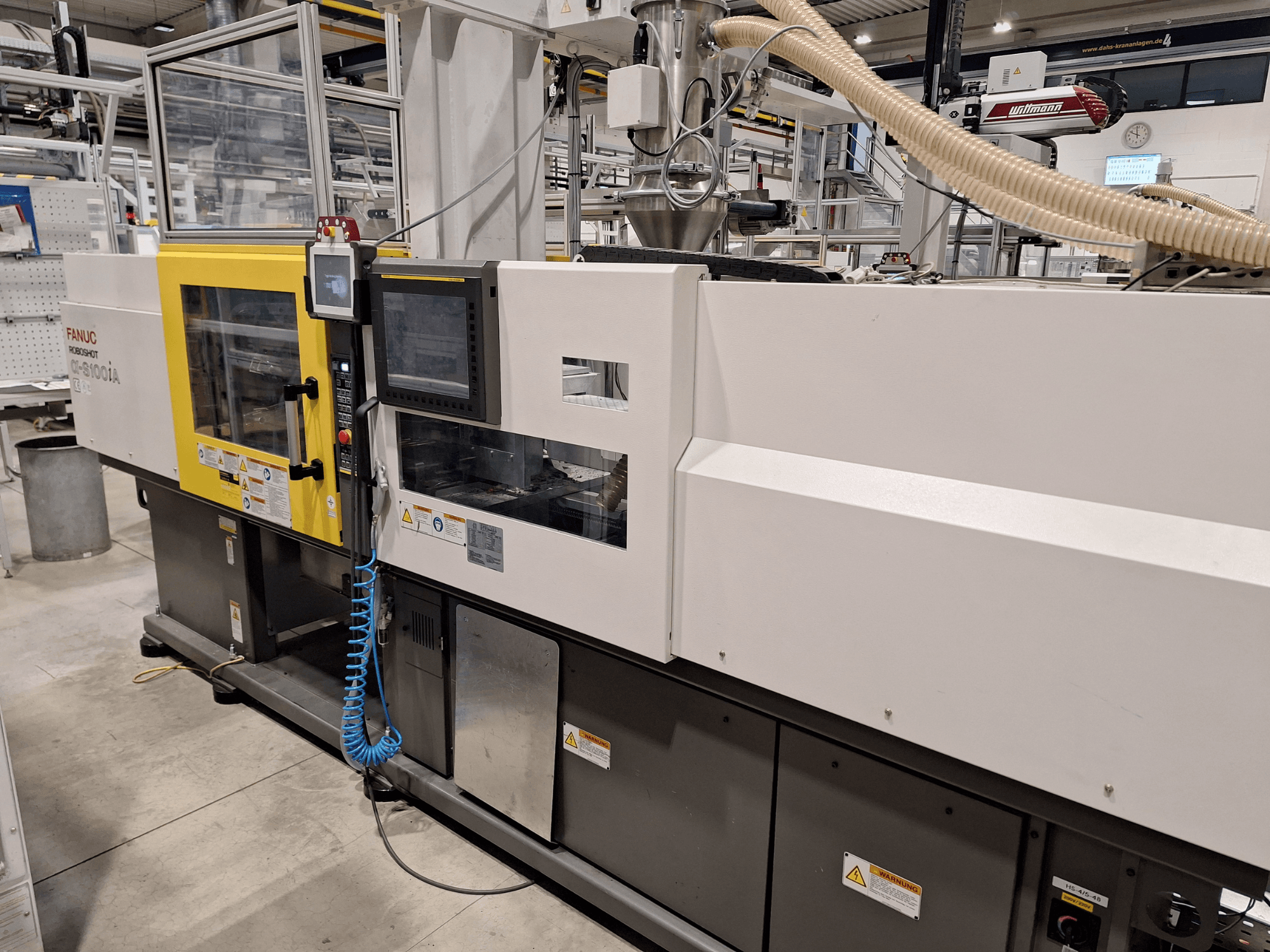 FANUC Roboshot α-S300iA fröccsöntőgép, előlnézet, vezérlőpanel és látható ipari alkatrészek.