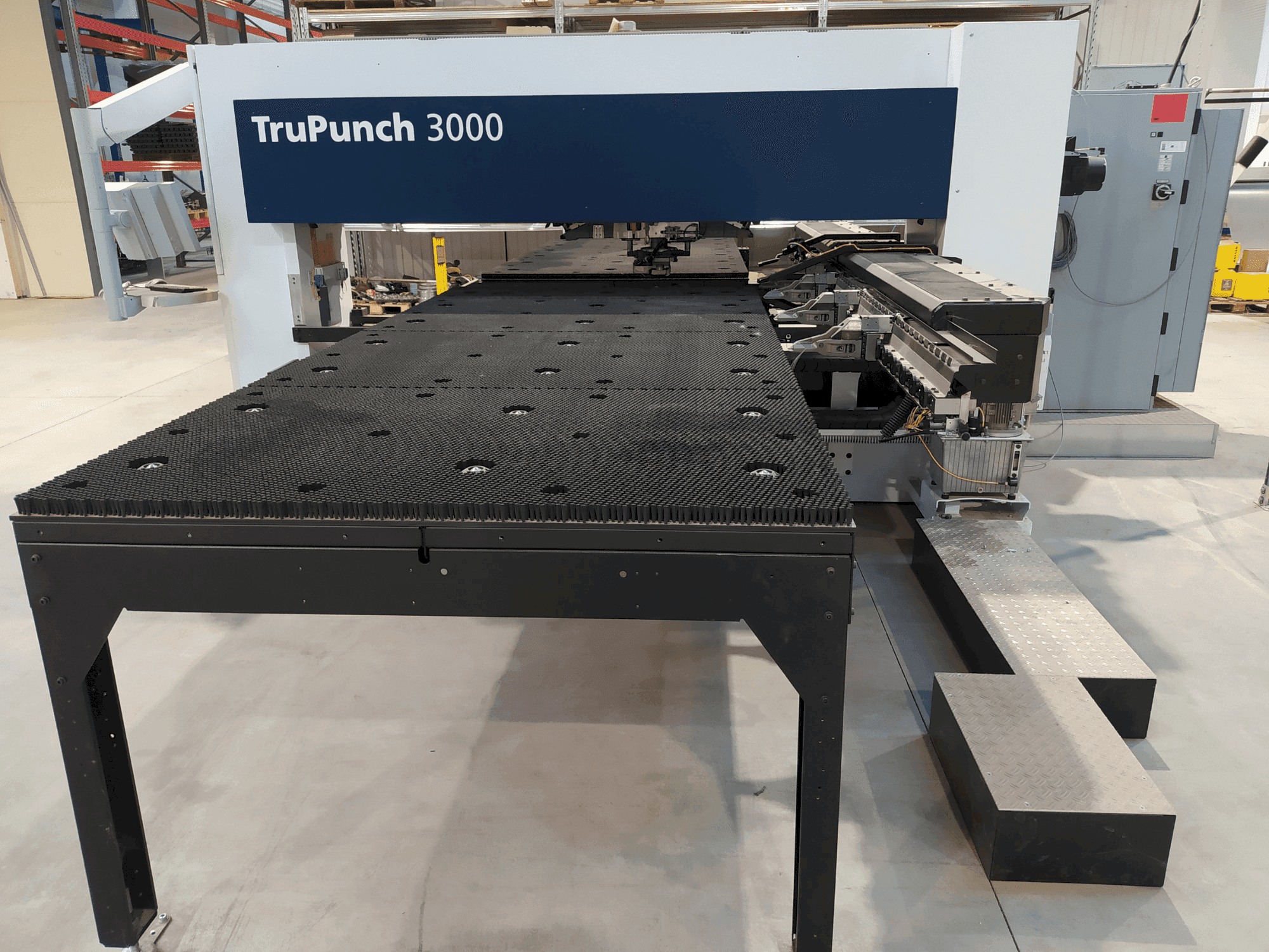 A TRUMPF TruPunch 3000 gép elölnézete