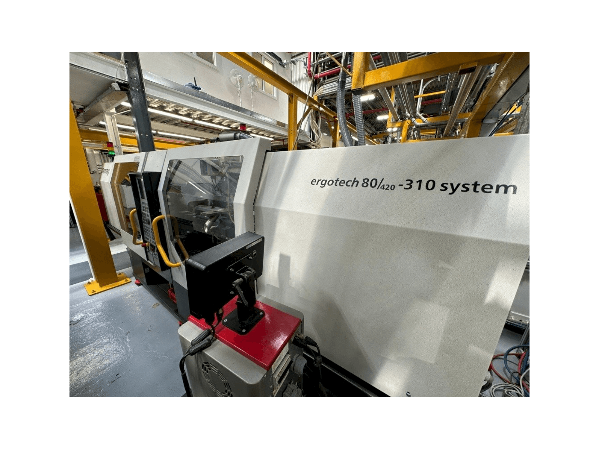 A DEMAG Ergotech 80/420-310 System gép elölnézete