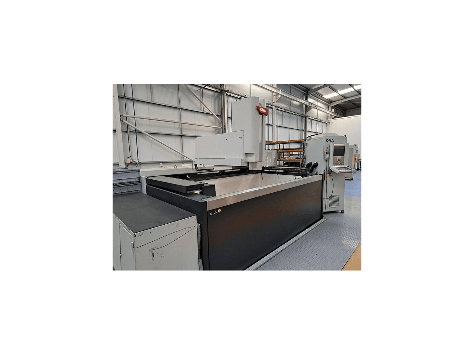 A ONA QX8 B1 L gép elölnézete