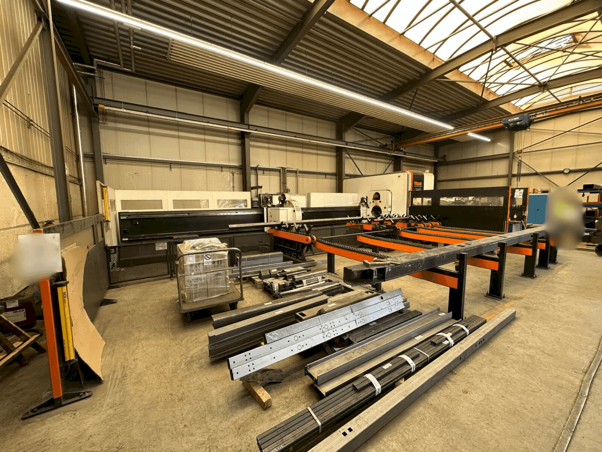 A Mazak FABRI GEAR 400 II gép elölnézete