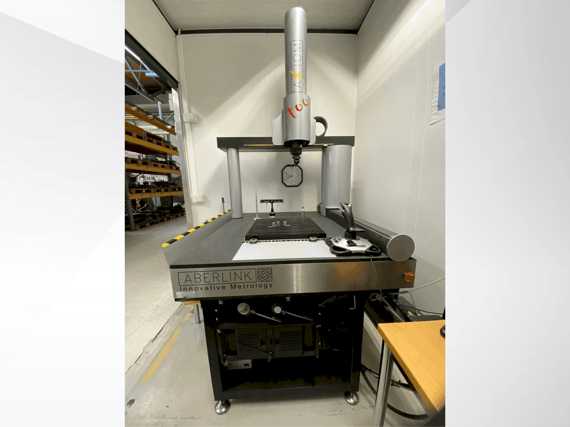 A ABERLINK Axiom Too CNC gép elölnézete