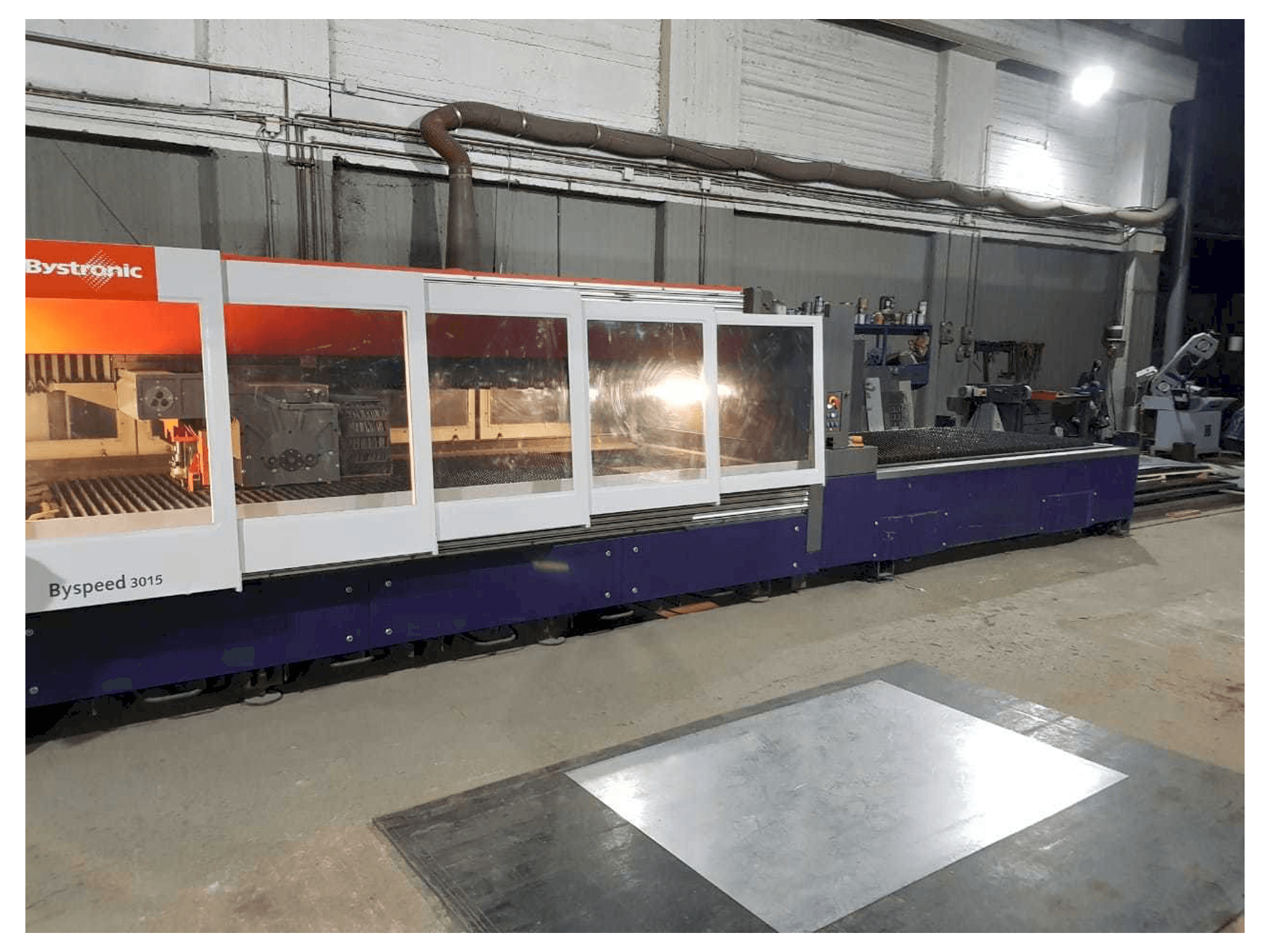 A Bystronic BySpeed 3015 gép elölnézete