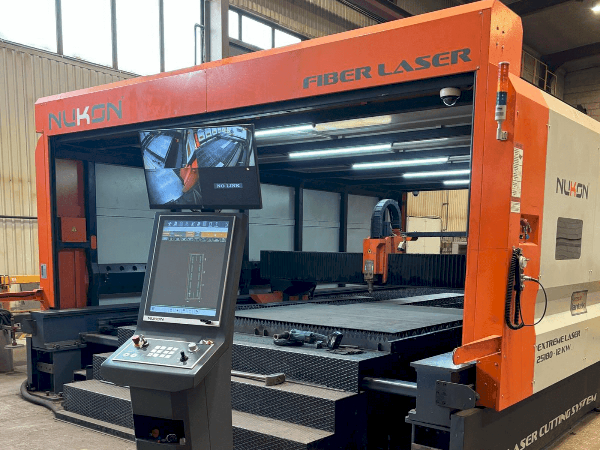 A NUKON Fiber Laser Extreme 30250 gép elölnézete