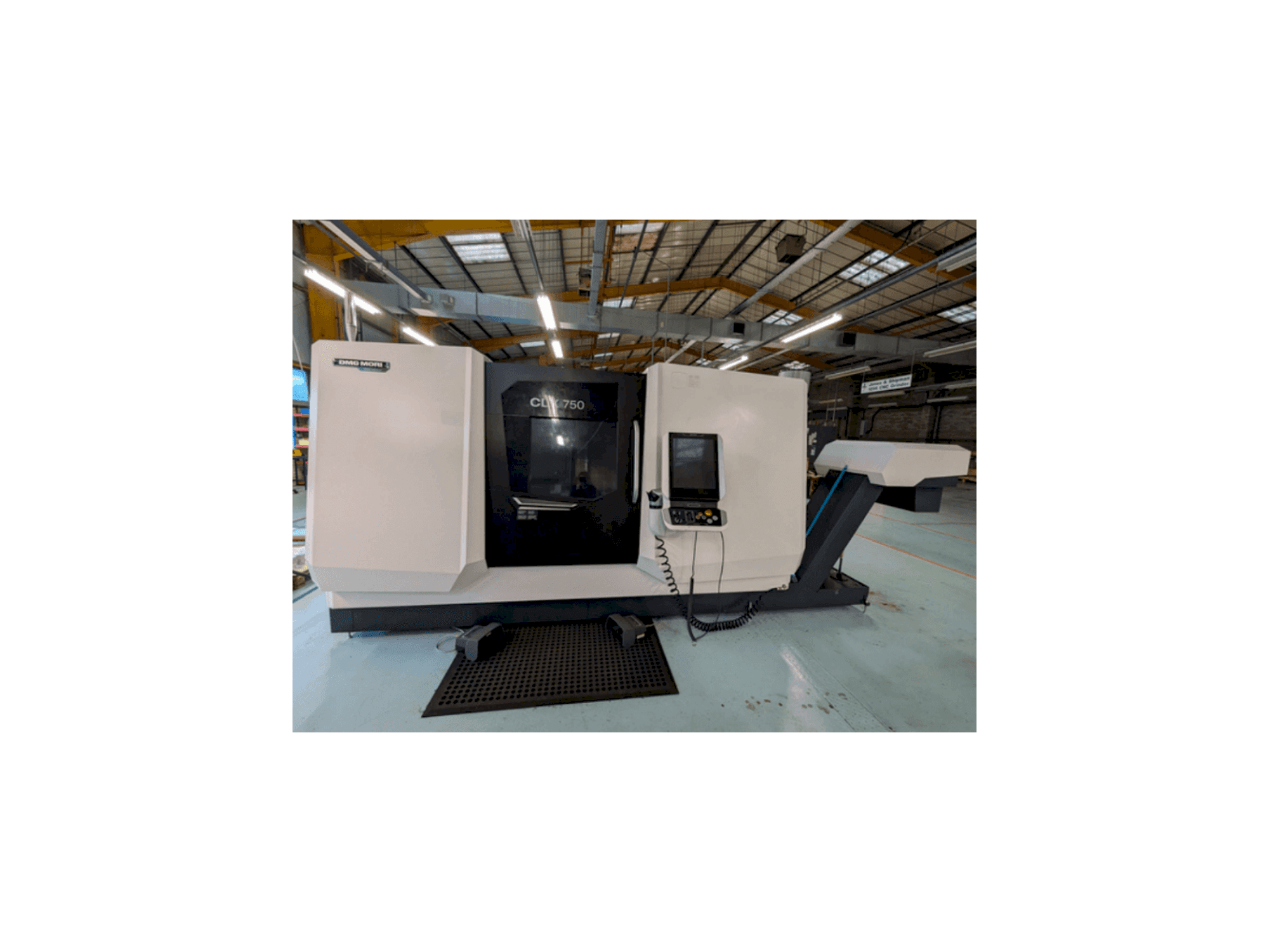 A DMG MORI CLX750 V4 gép elölnézete