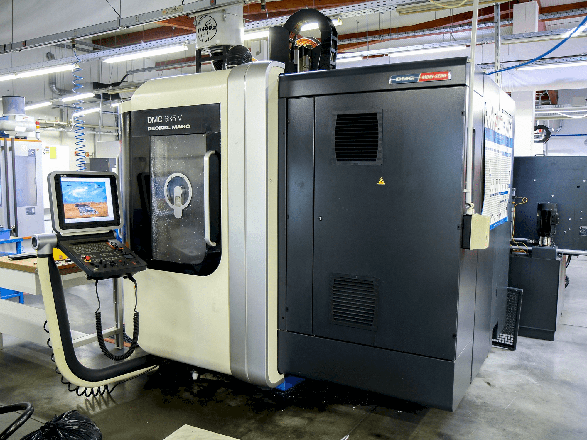 A DMG MORI DMC 635V PW gép elölnézete