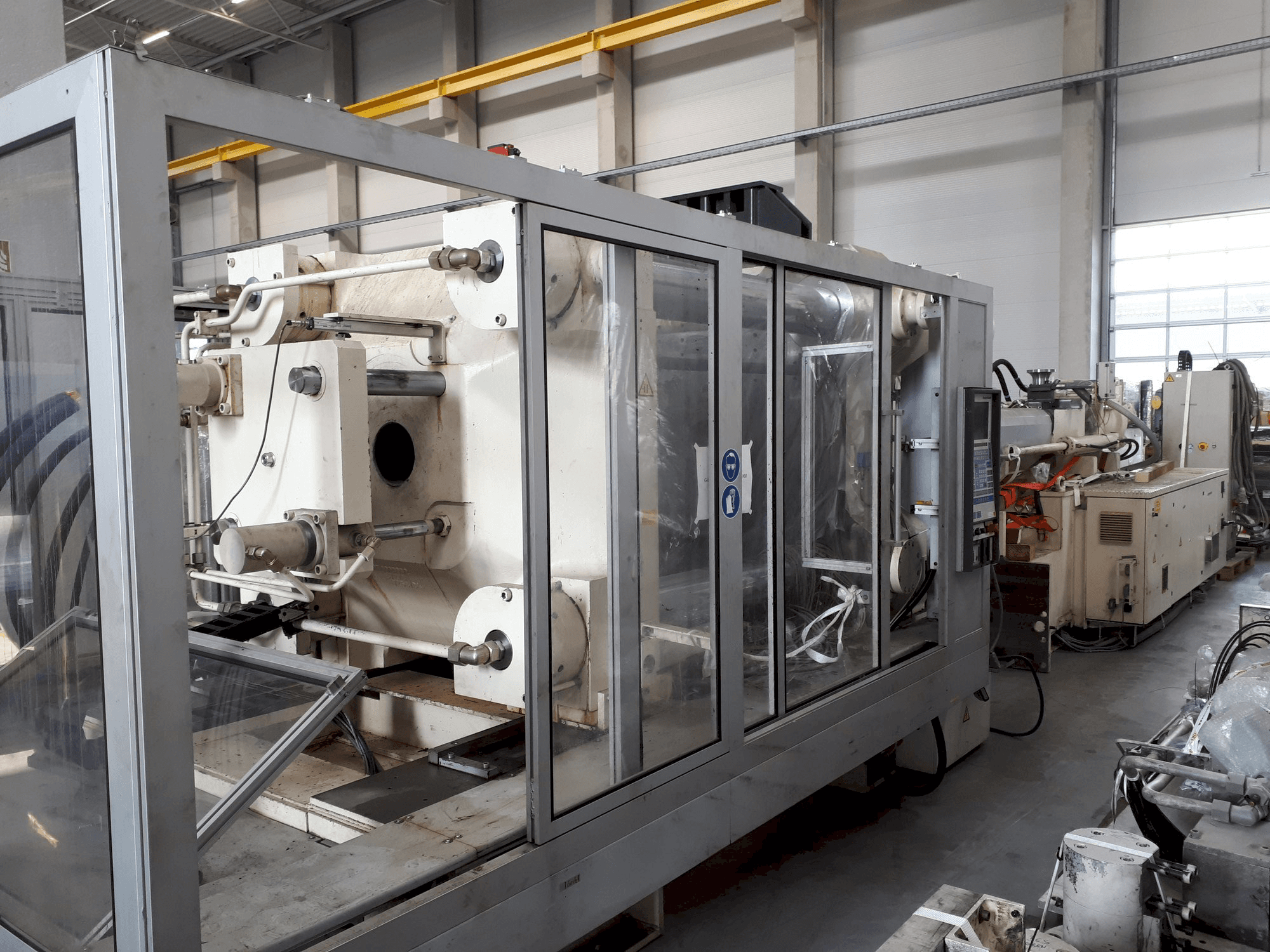 A Krauss Maffei 650-2700 C1 gép elölnézete