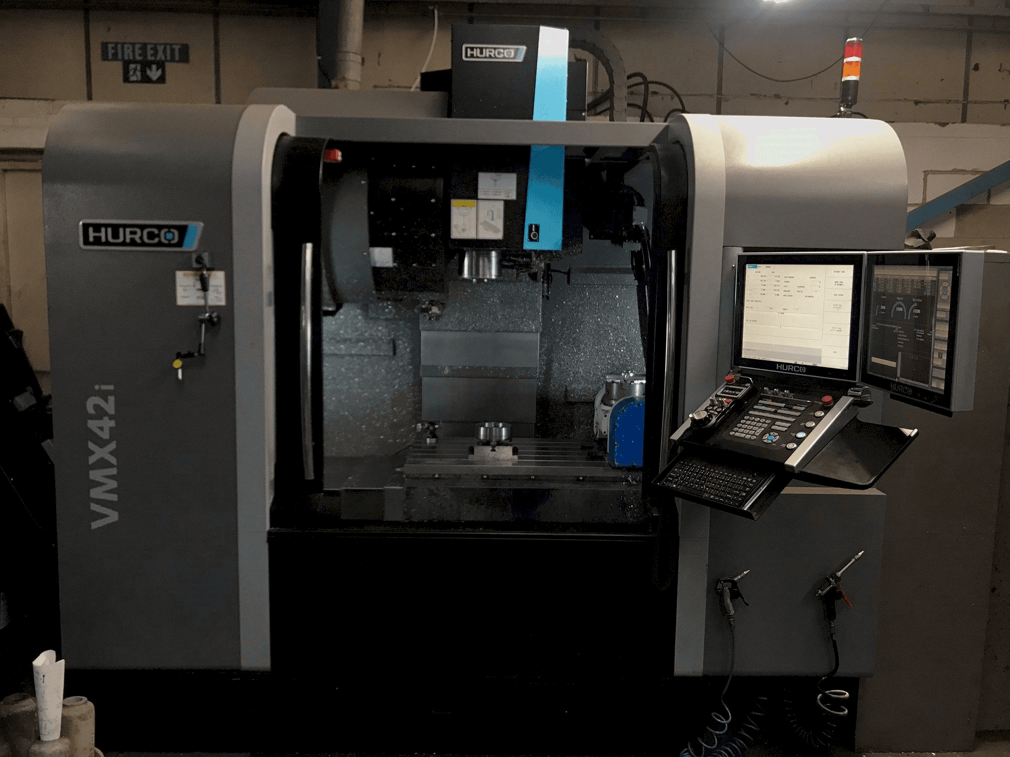 A Hurco VMX42i gép elölnézete