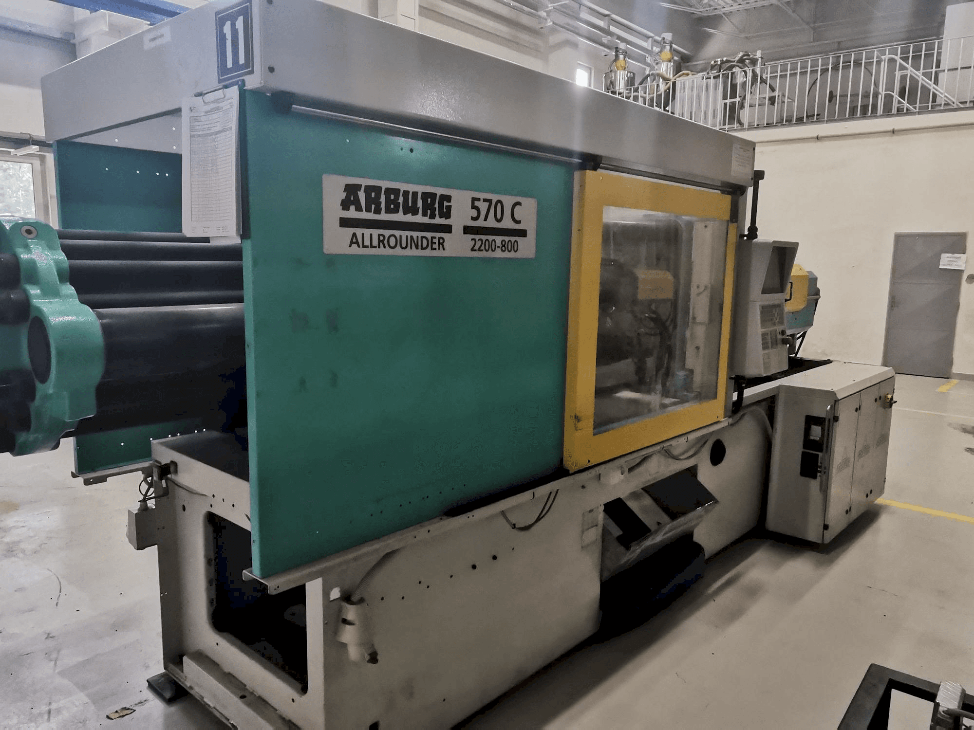 A Arburg 570C 2200 - 800 gép elölnézete