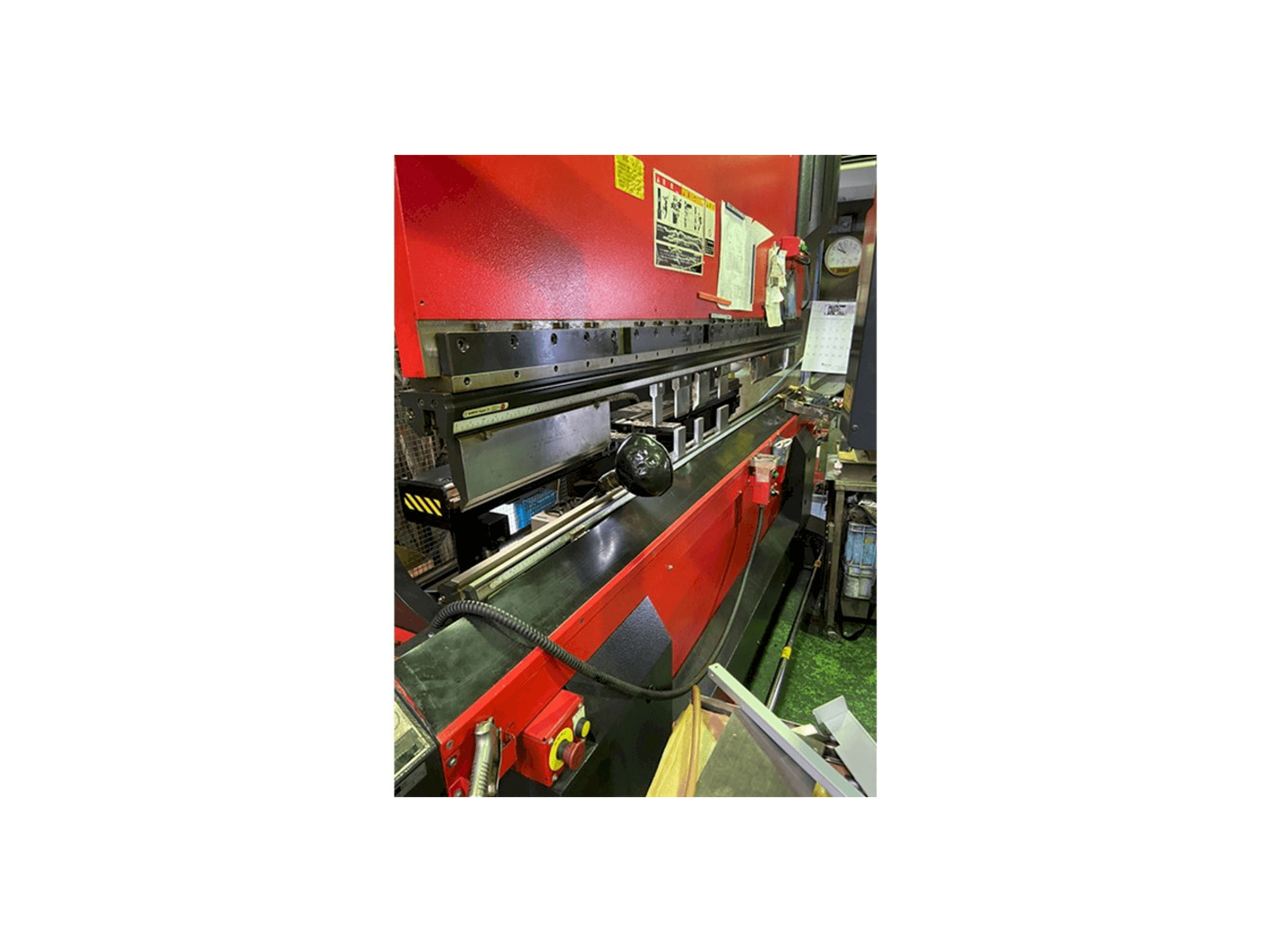 A AMADA HDS 8025 NT gép oldalnézete