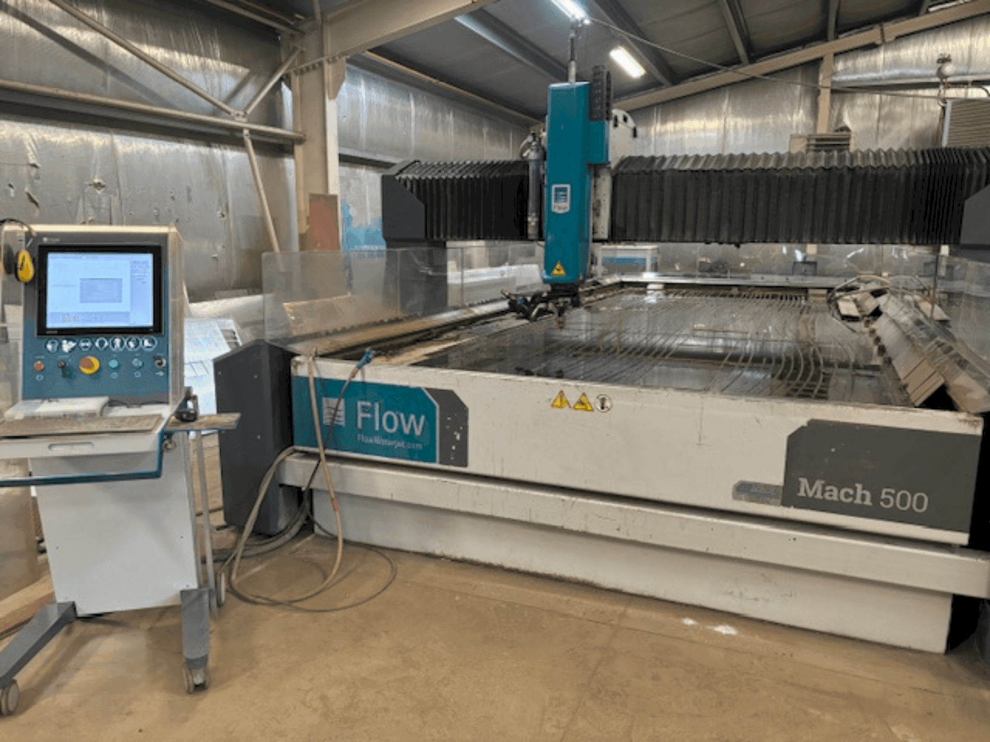 A Flow Mach M500-2060 gép elölnézete