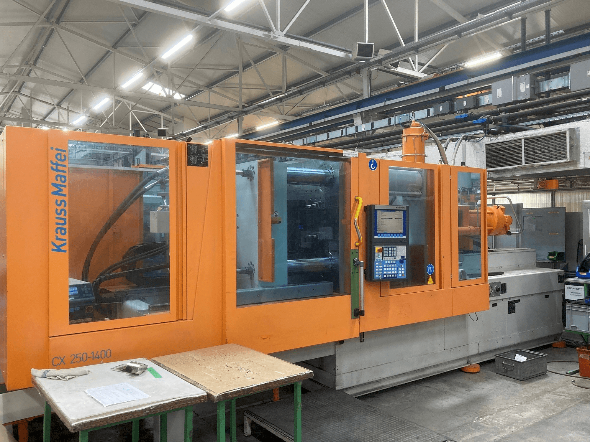 A Krauss Maffei KM 250-400 CX gép elölnézete