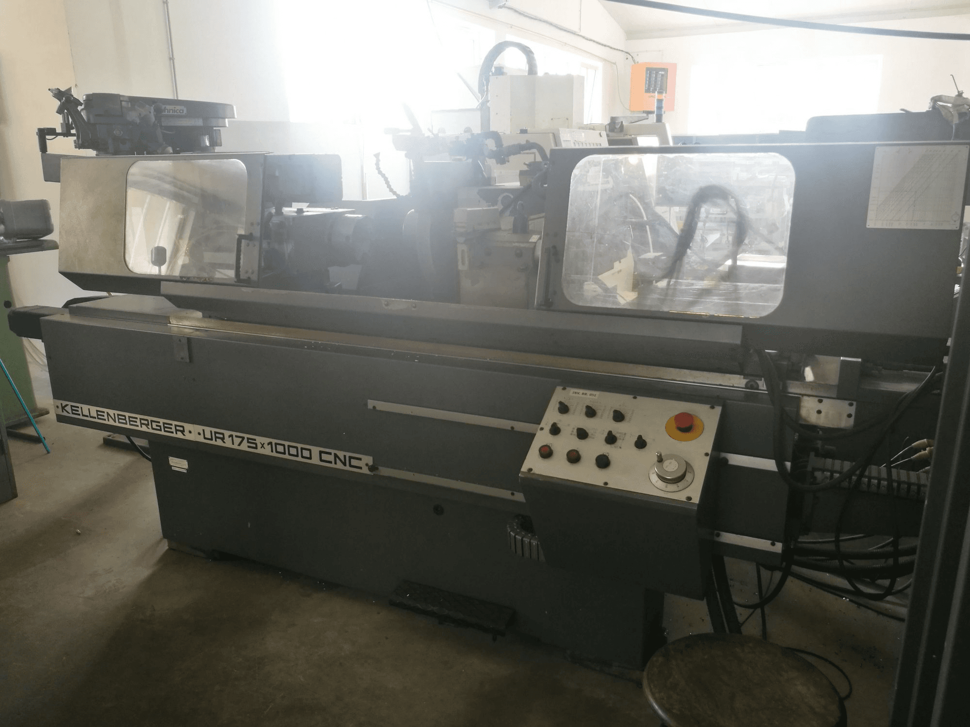 A KELLENBERGER UR 175x1000 CNC gép elölnézete