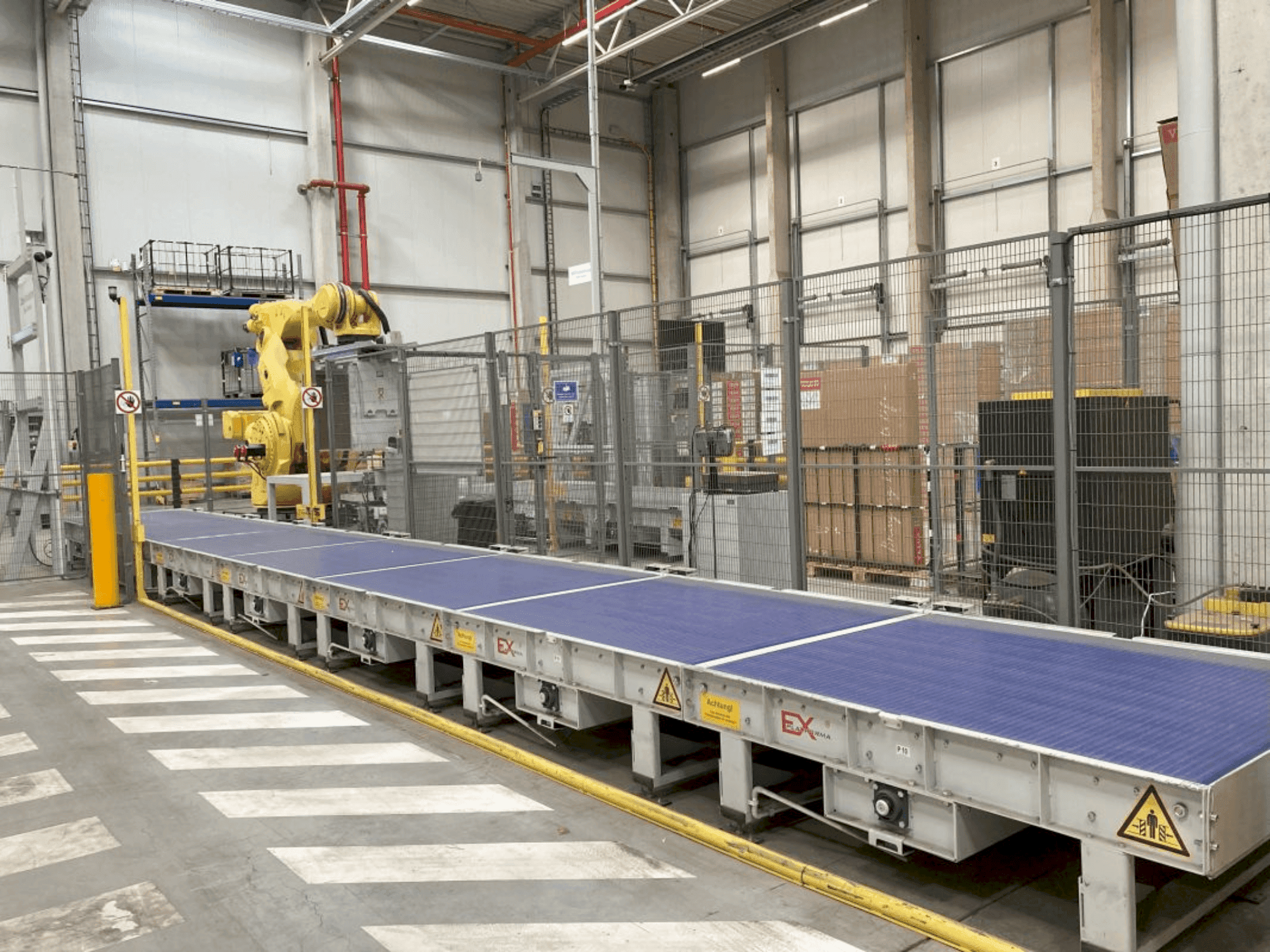 A FANUC M-2000iA/1700L gép elölnézete