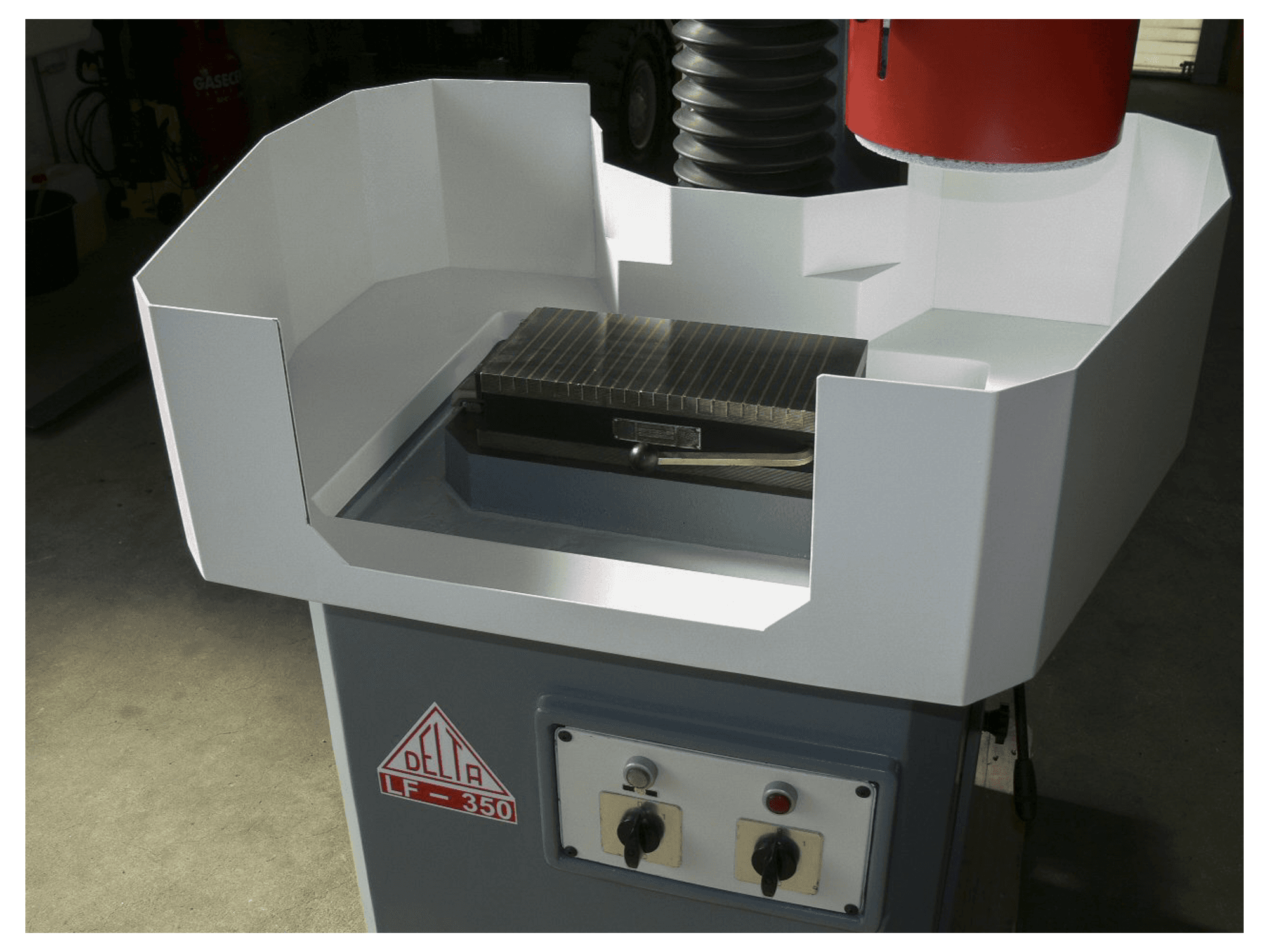 A DELTA LF-350 gép elölnézete