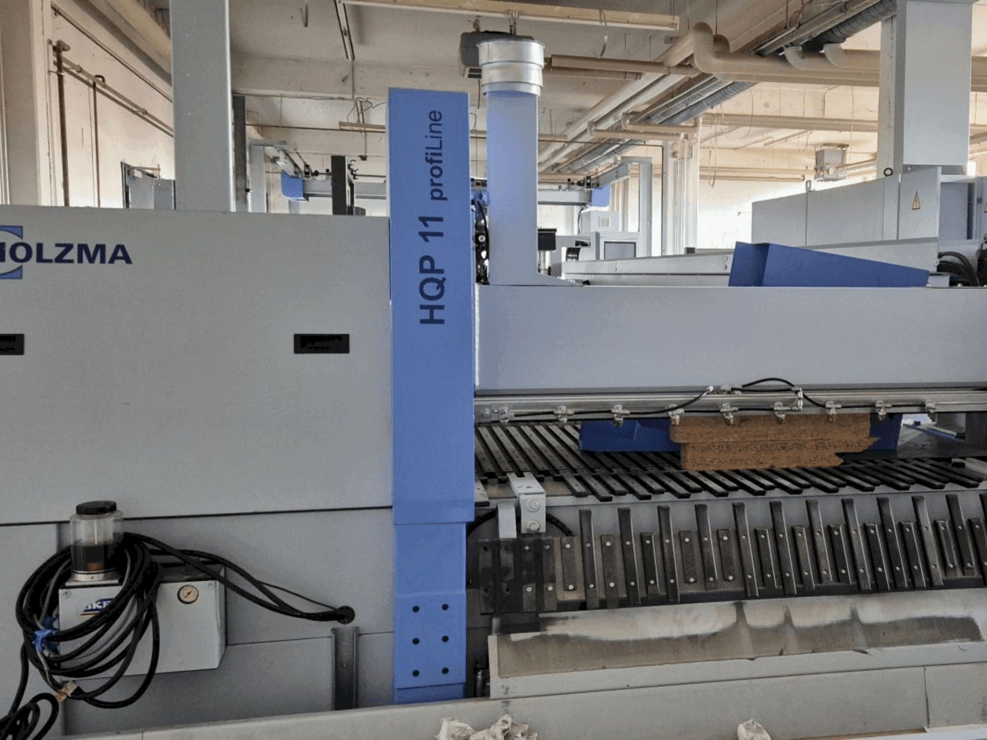 A HOLZMA PROFI HQP 11/16/56/L/X gép elölnézete