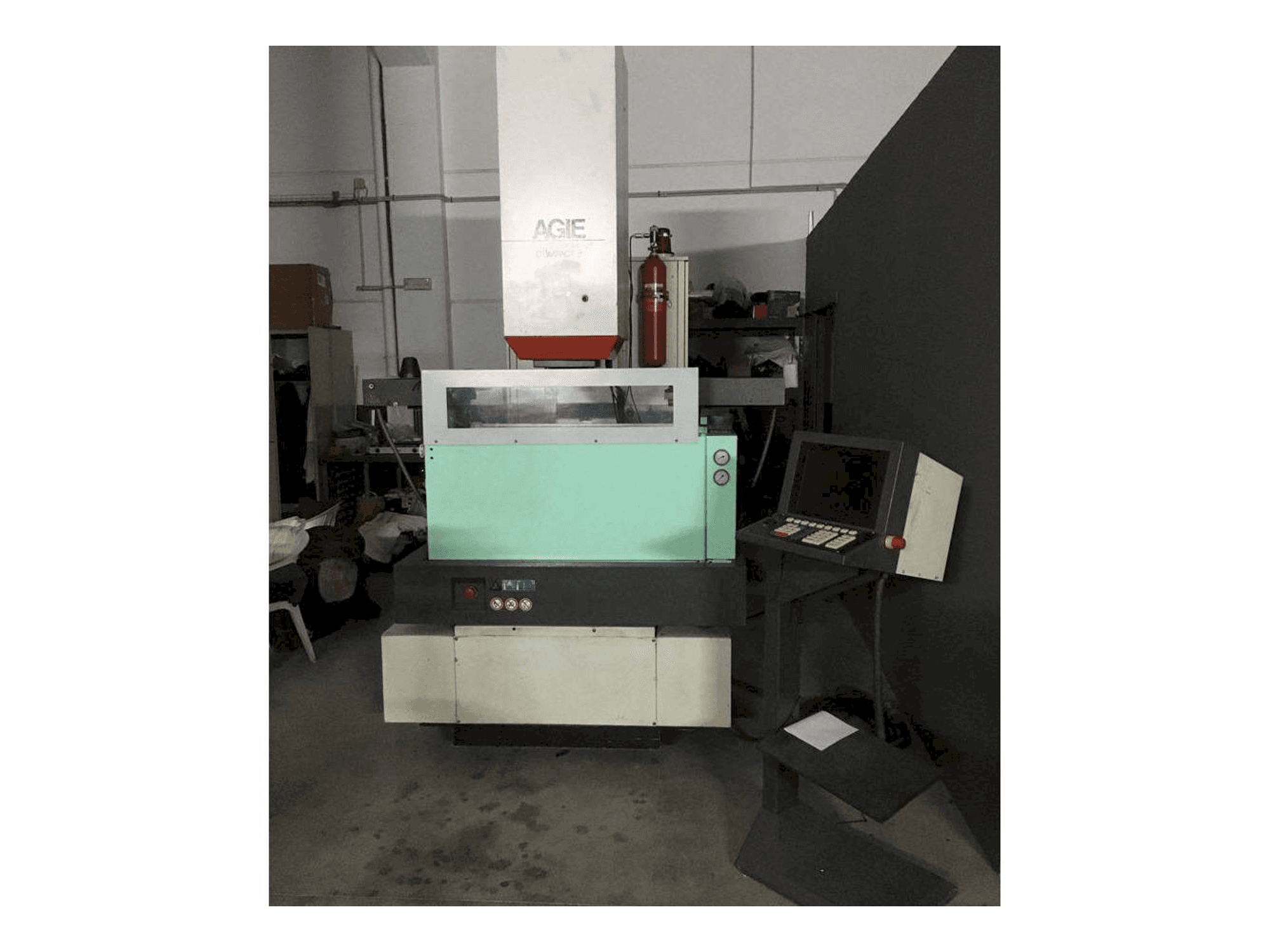 A AGIE Agietron Compact 3 gép elölnézete