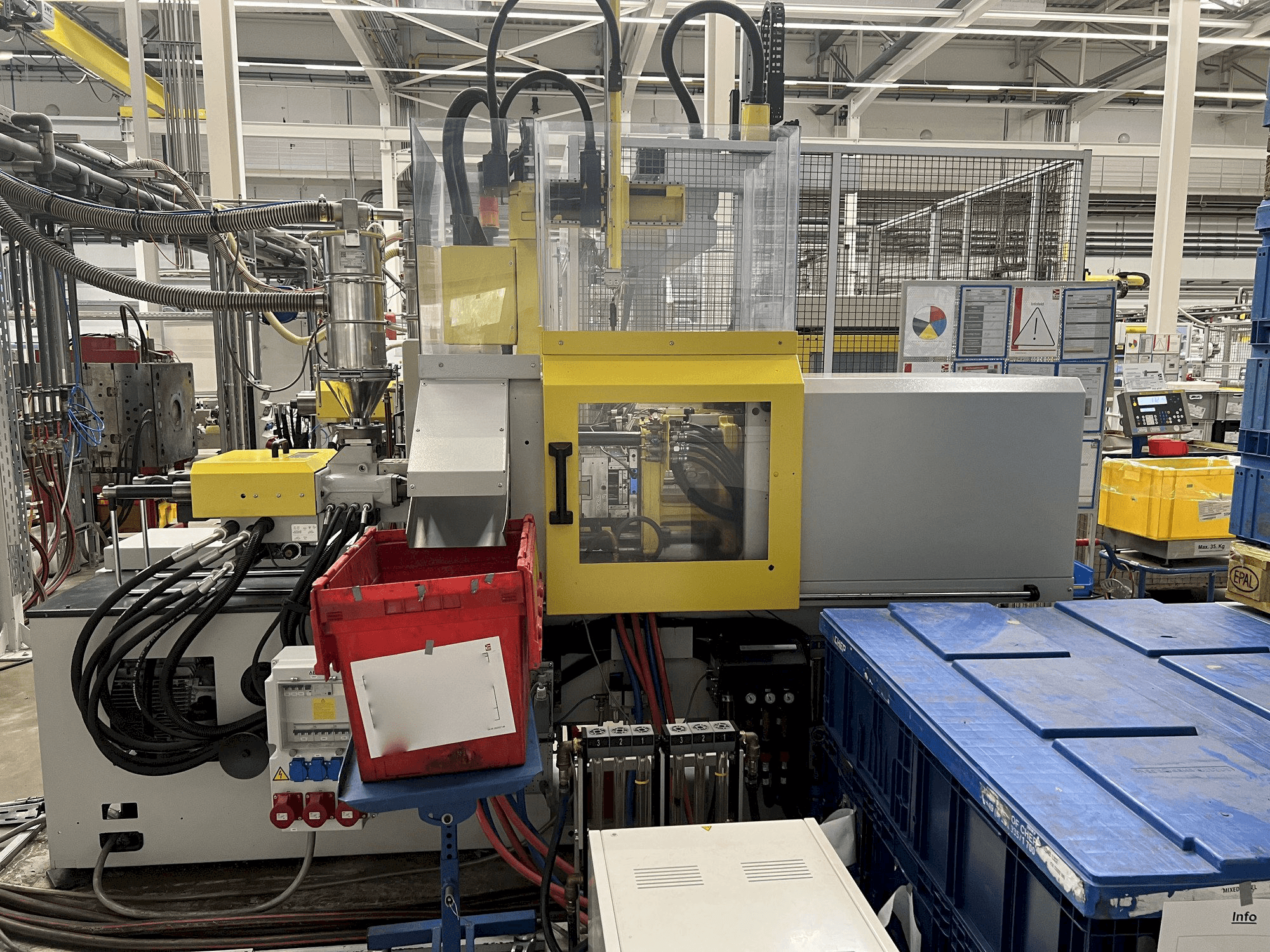 A Arburg 270S 350 - 70 gép elölnézete