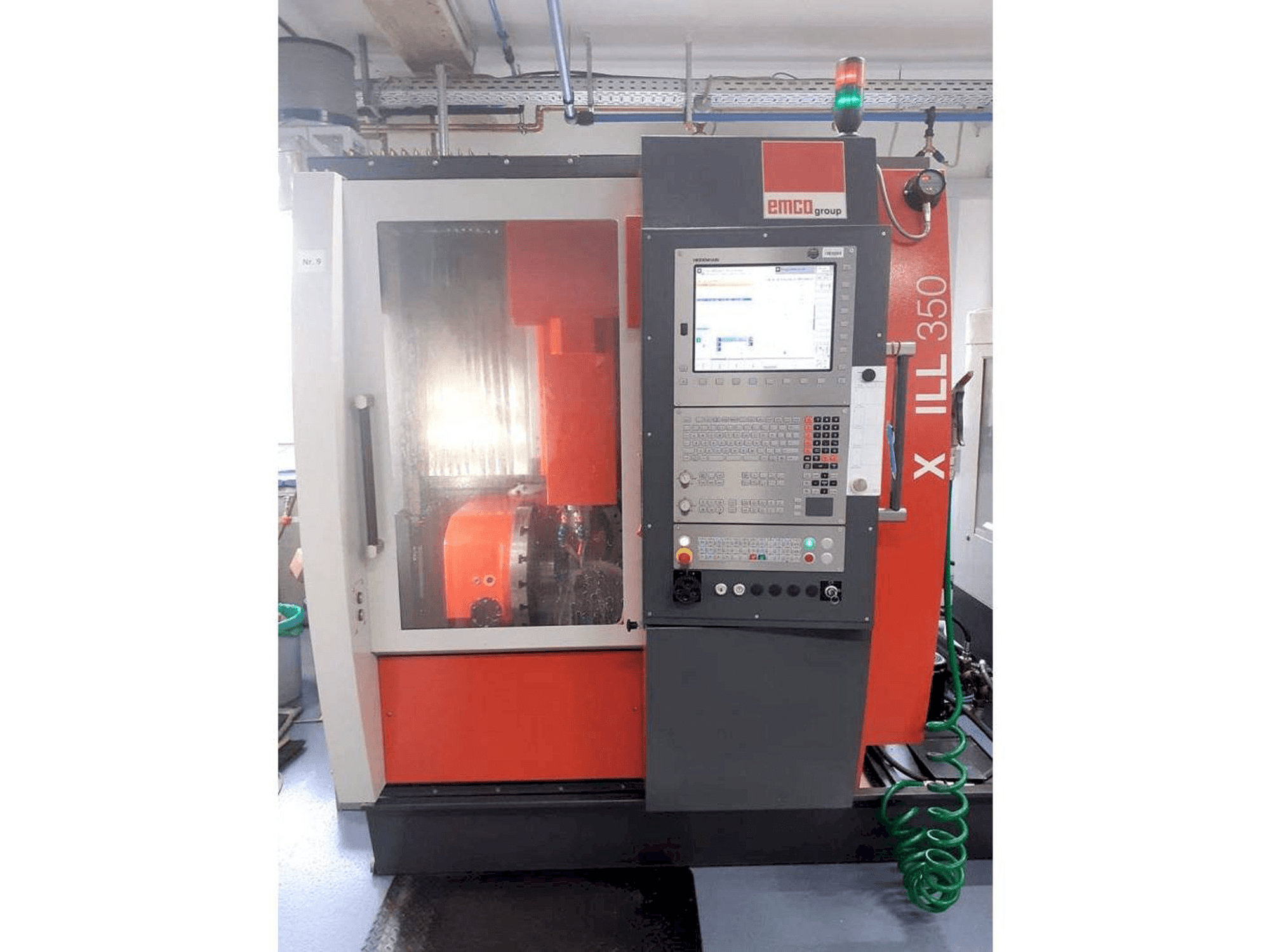 A EMCO Maxxmill 350 gép elölnézete