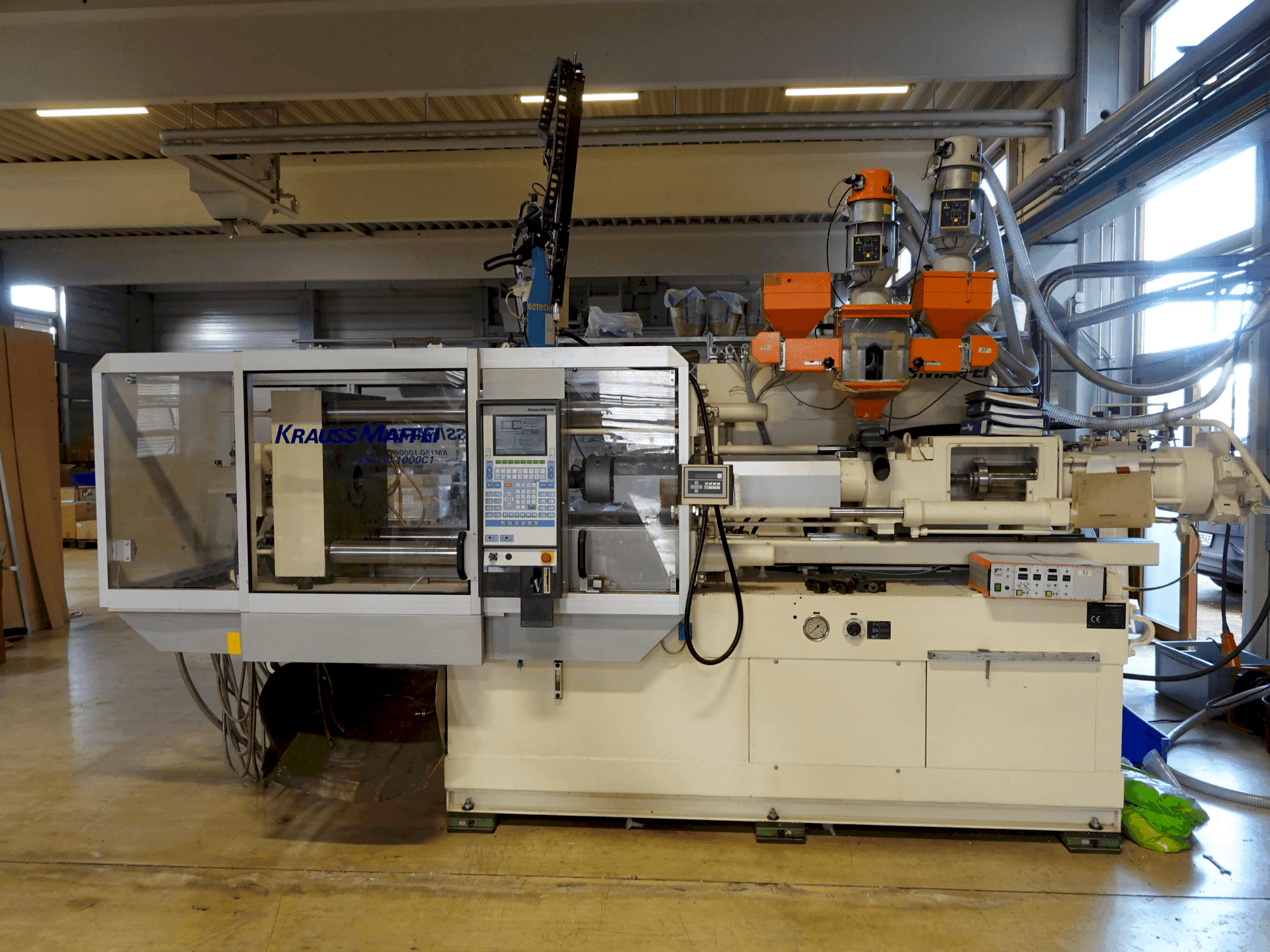 A Krauss Maffei KM 150-1000 C1 gép elölnézete