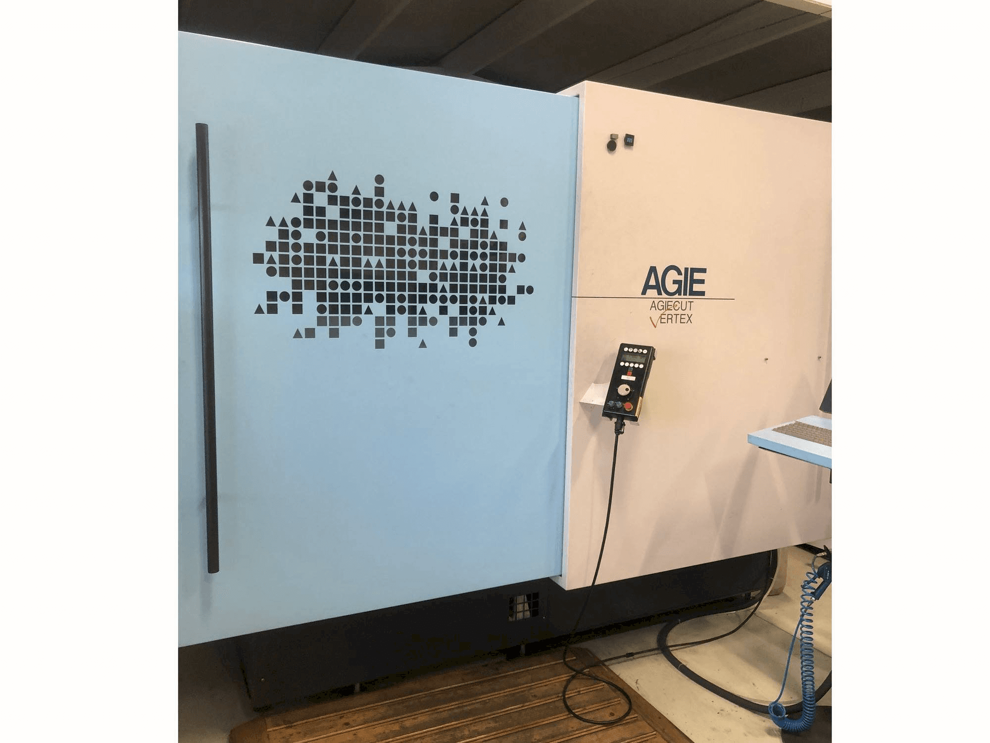 A AGIE Agiecut VERTEX 3 gép elölnézete