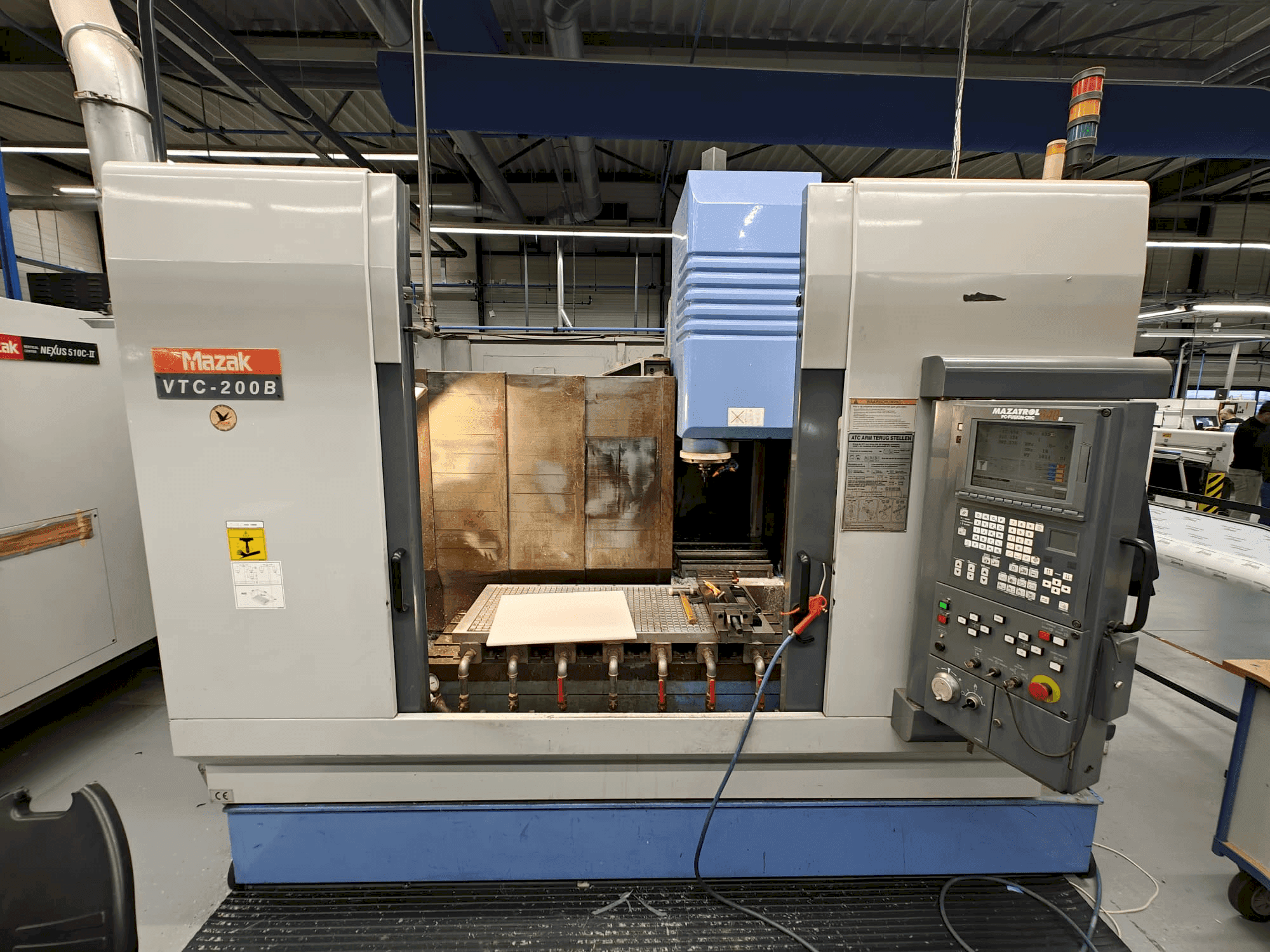 A Mazak VTC-200B gép elölnézete