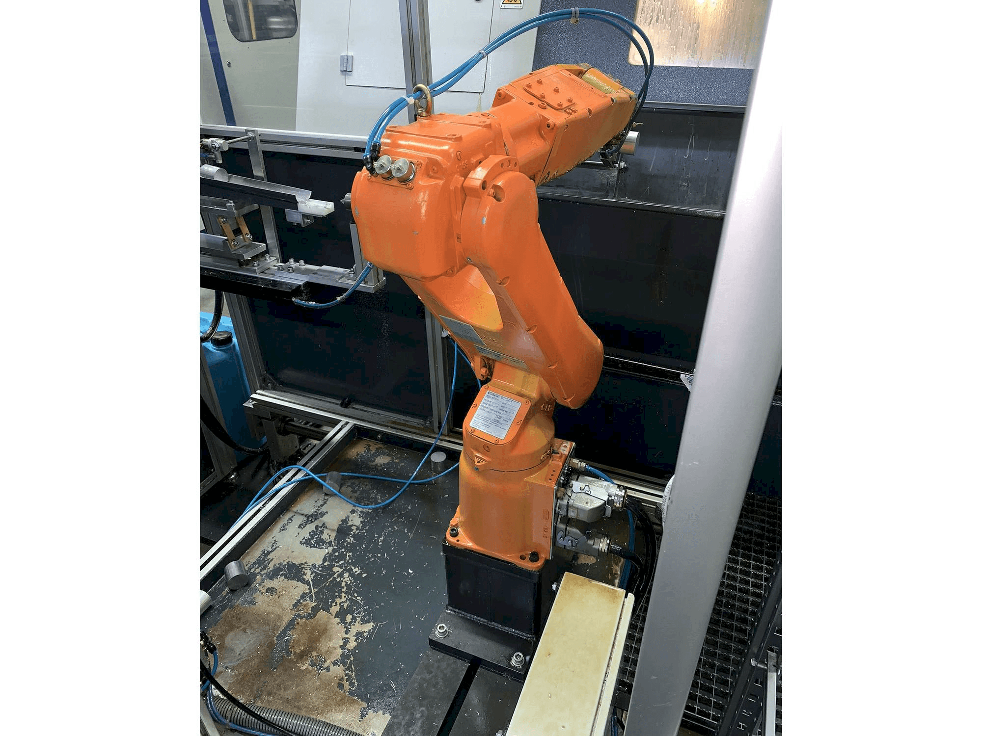 A Yaskawa Motoman YR-MH005LS-A12 gép elölnézete