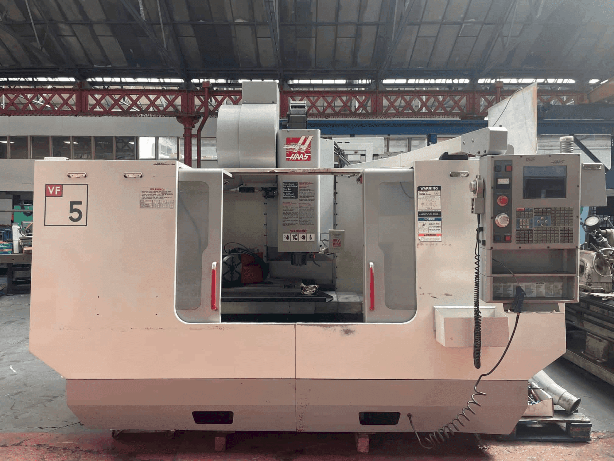 A HAAS VF-5B/40 HE gép elölnézete