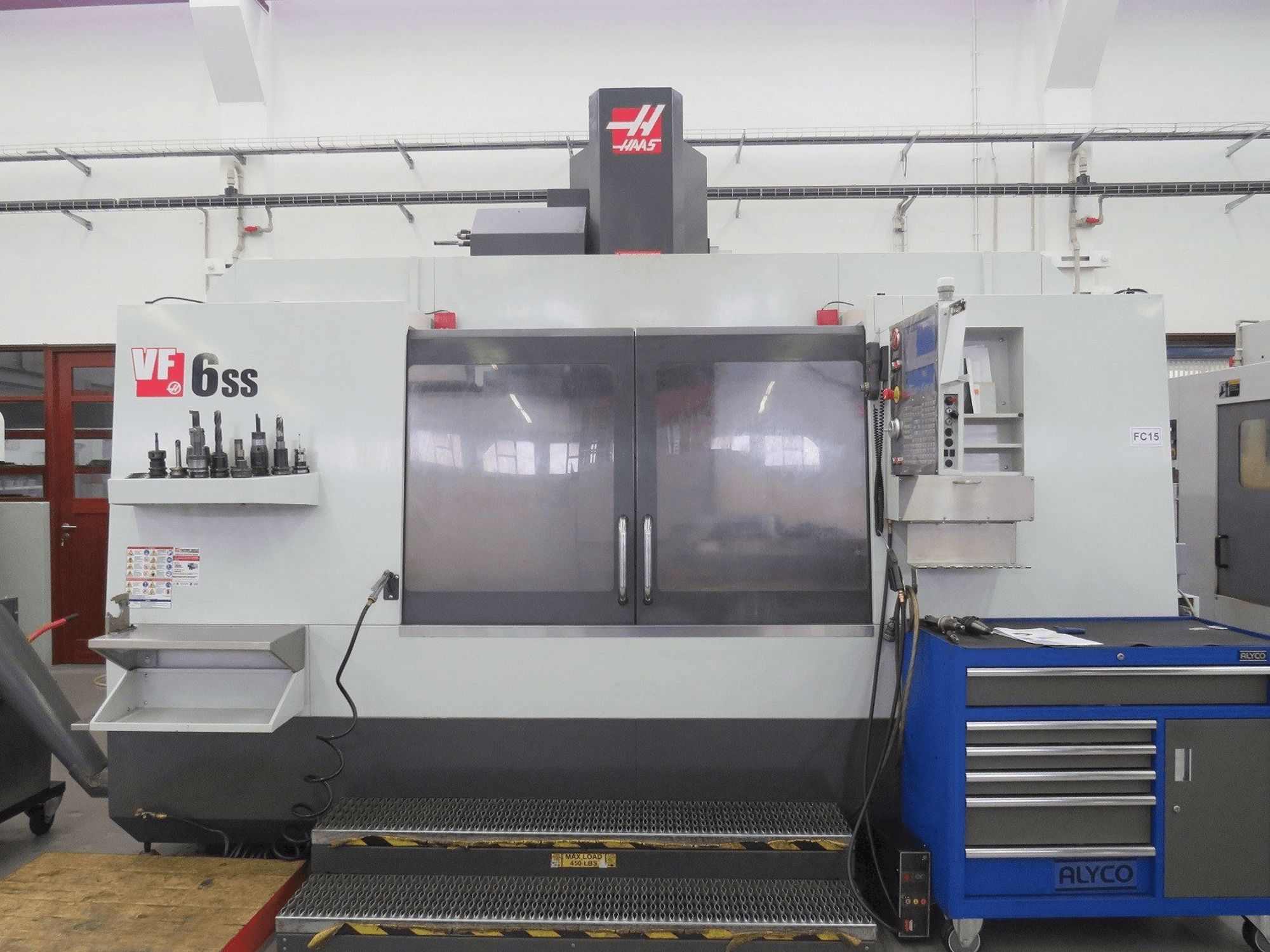 A HAAS VF-6SS gép elölnézete