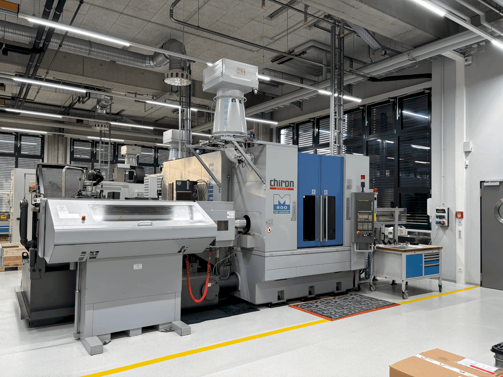 A CHIRON Mill 800 gép elölnézete