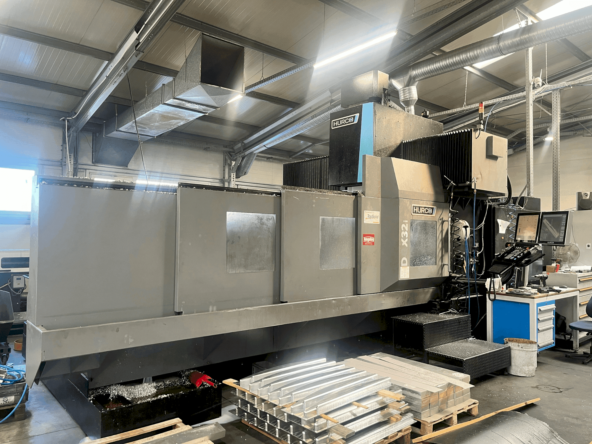 A Hurco DCX32i gép elölnézete