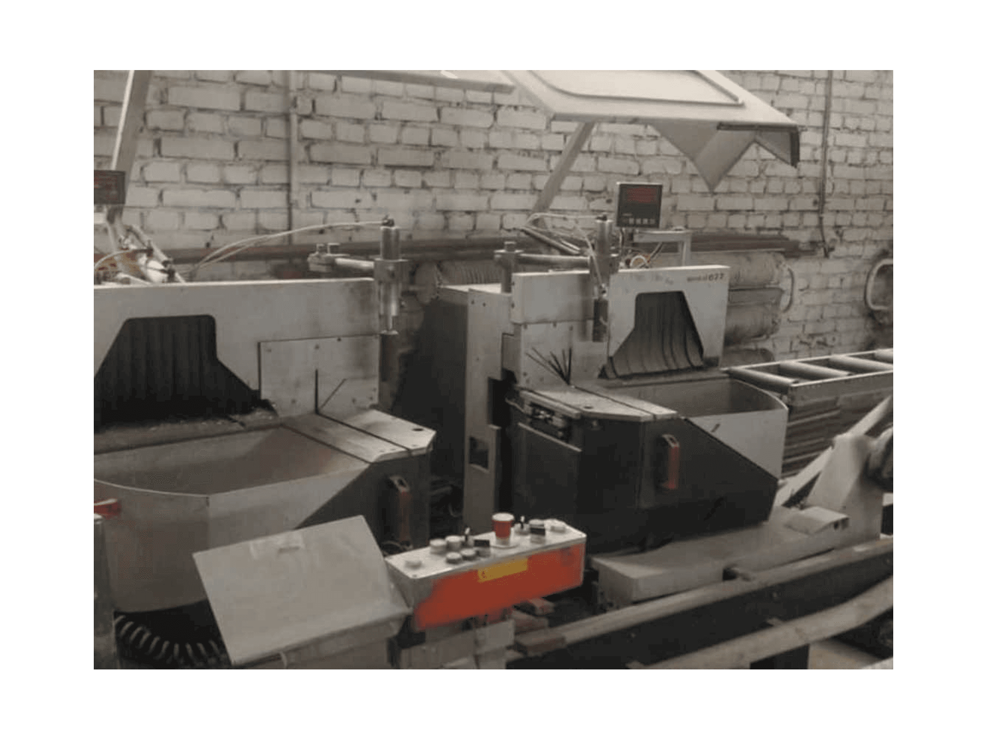 A Elumatec DG 104/02 + E111 gép elölnézete