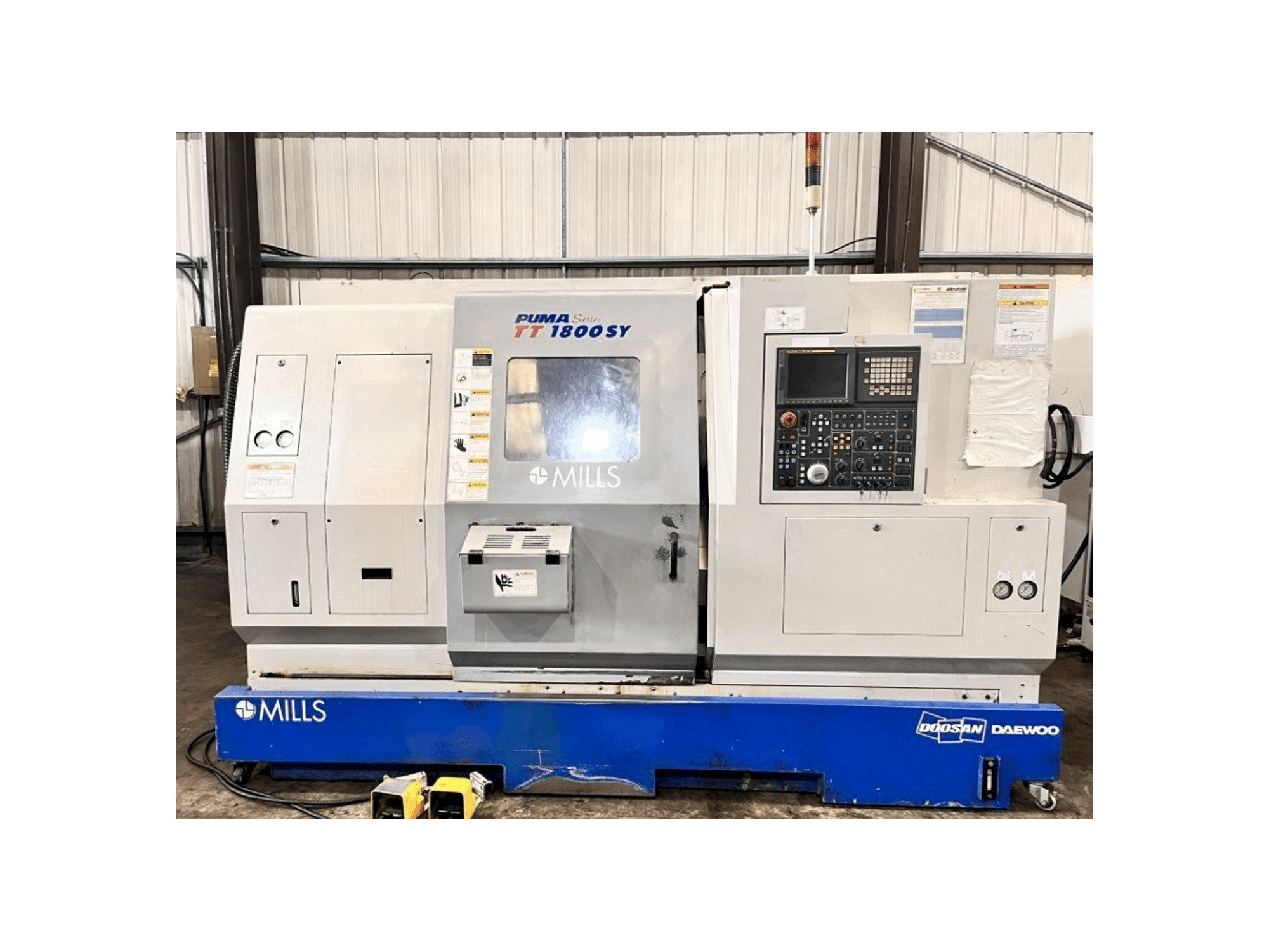 A Doosan TT1800SY gép elölnézete