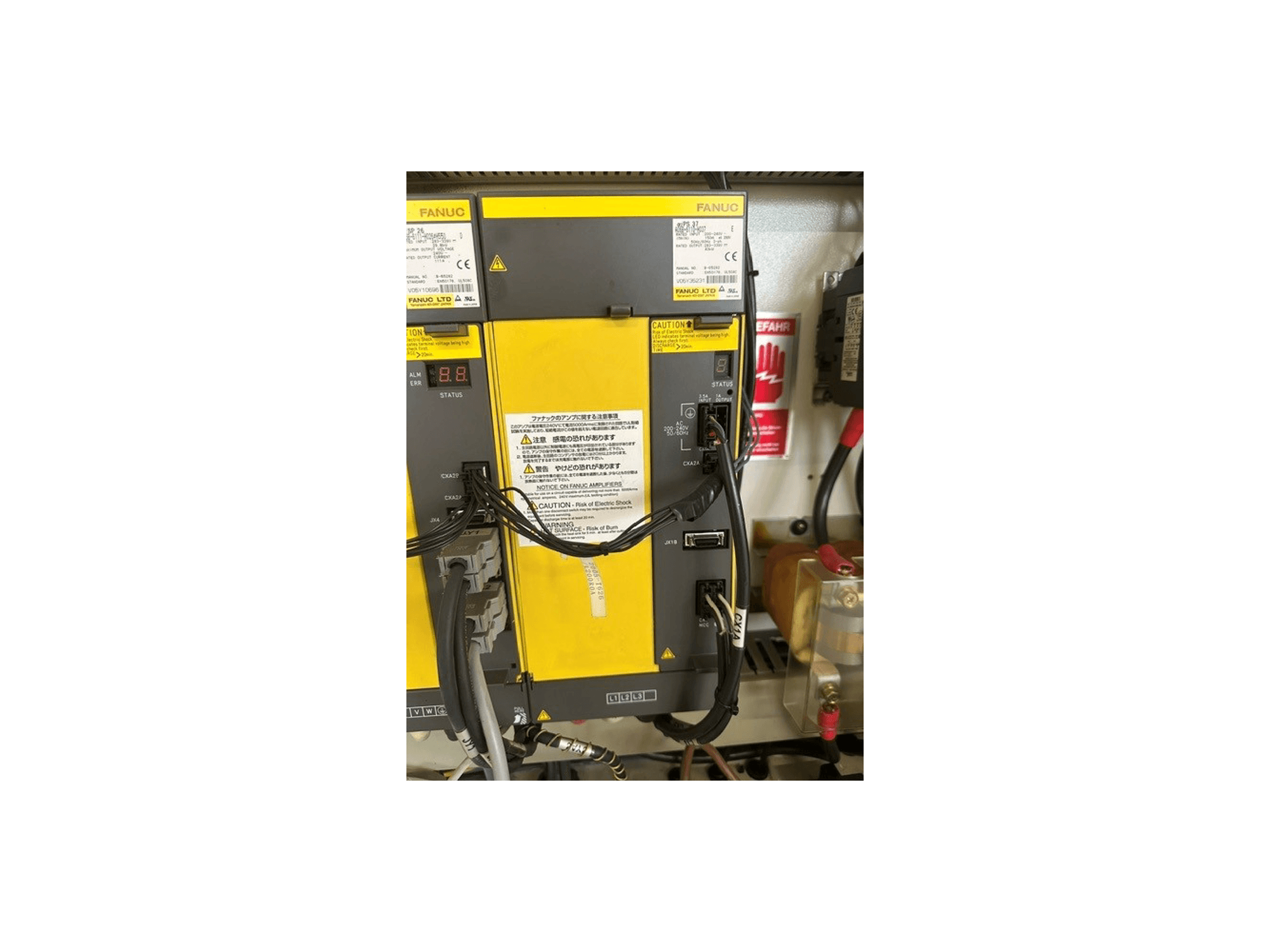 A MIKRON HSM 600 U univerzális megmunkáló központ vezérlőpultja, amelyen láthatók a FANUC alkatrészek, az állapotkijelző és a vezetékcsatlakozások.