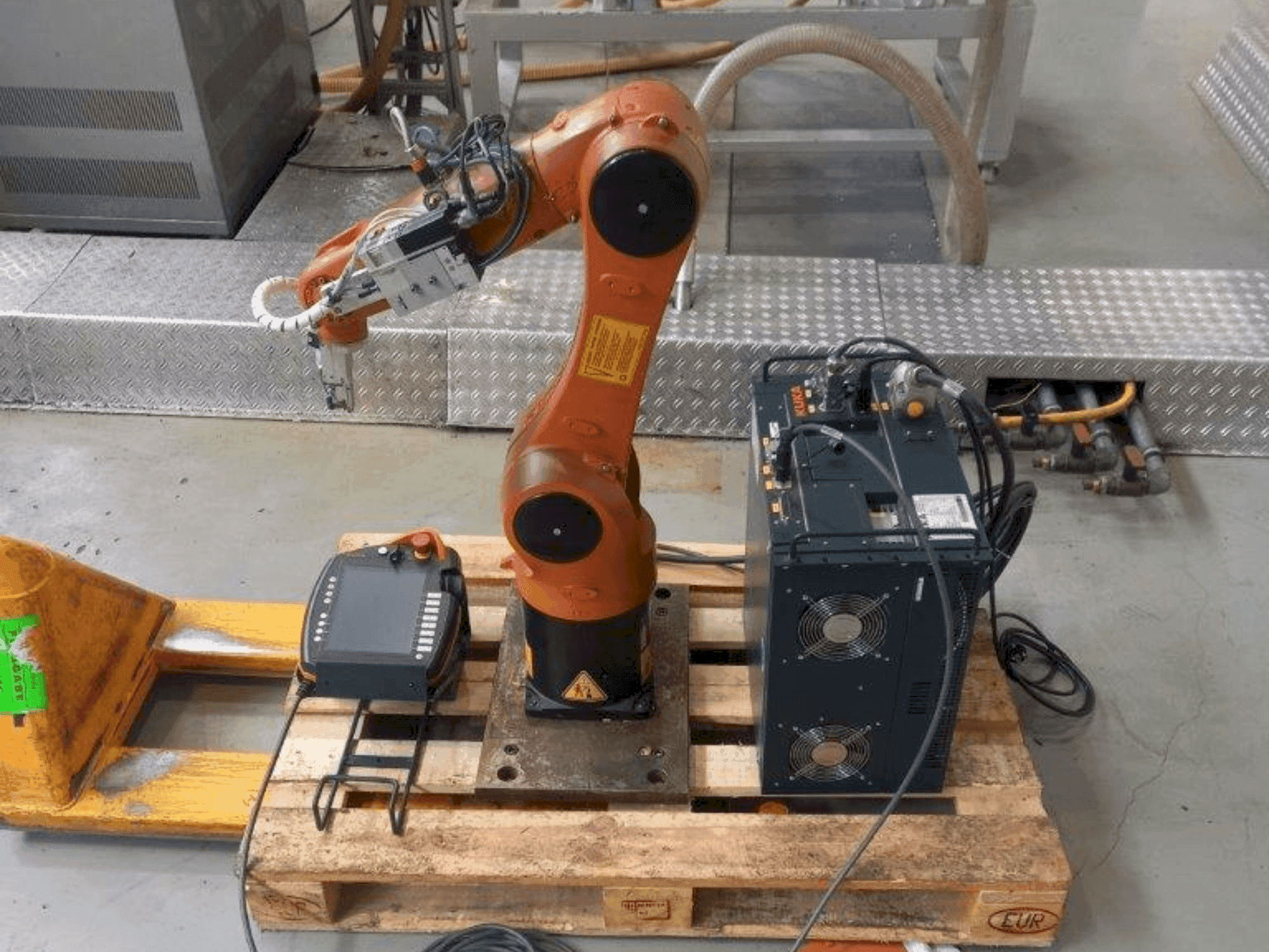 A KUKA KR 6 R900 sixx gép elölnézete