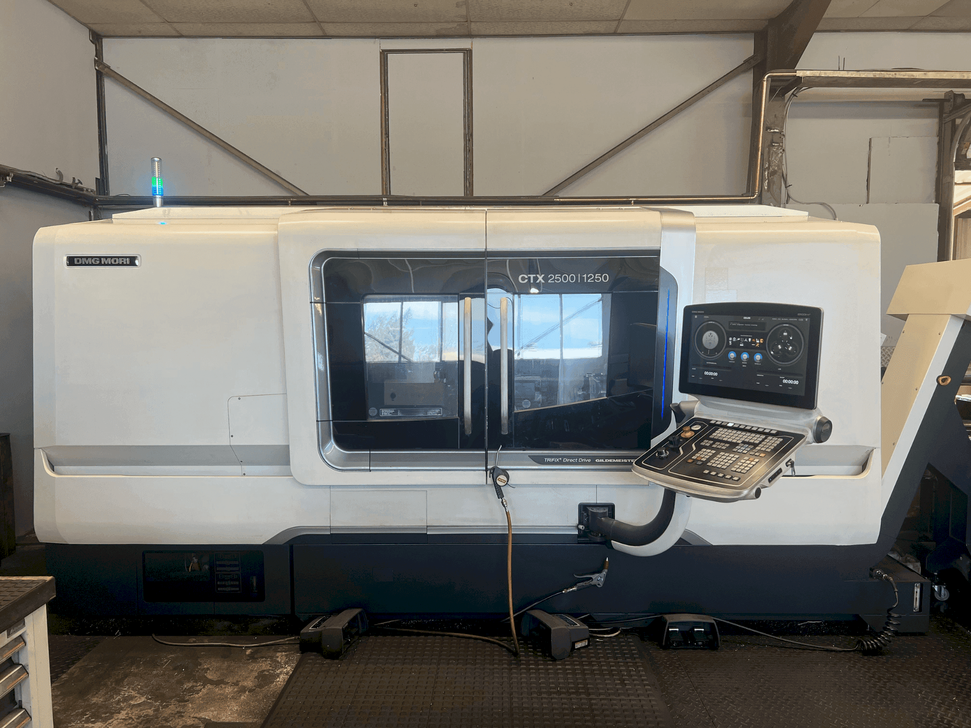 A DMG MORI CTX 2500/1250 gép elölnézete