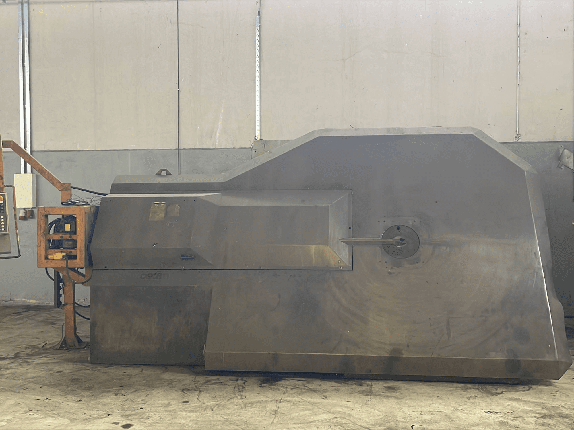 A OSCAM MULTIBEND 16 gép elölnézete