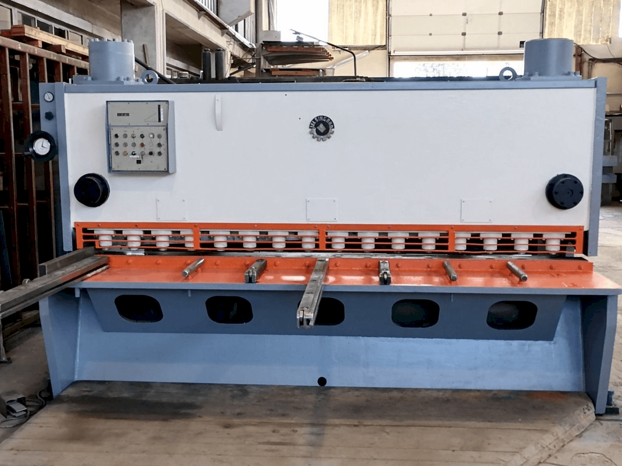 A Jelšingrad MVCS 3100/13 gép elölnézete