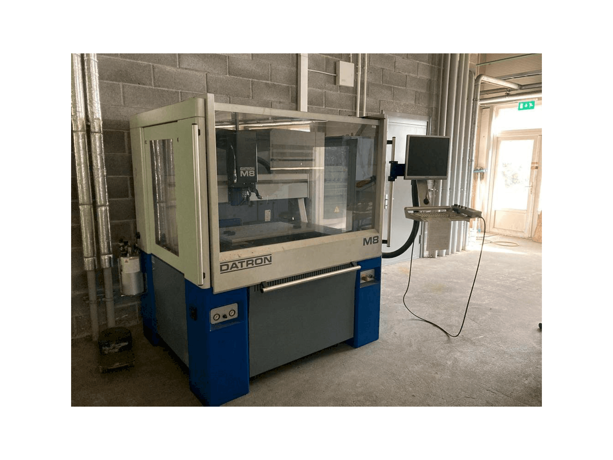 A Datron M8A gép elölnézete