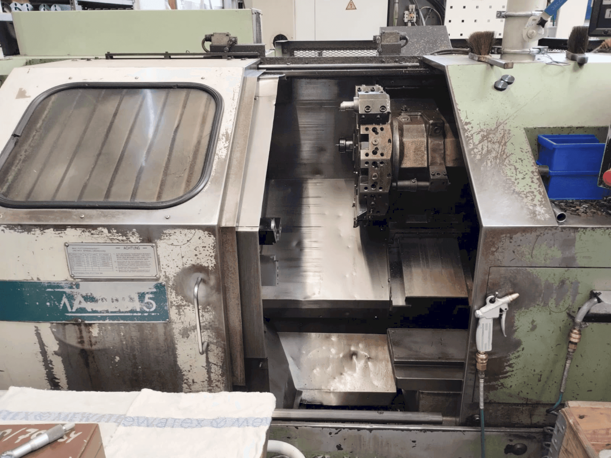 A Okuma LB15 gép elölnézete