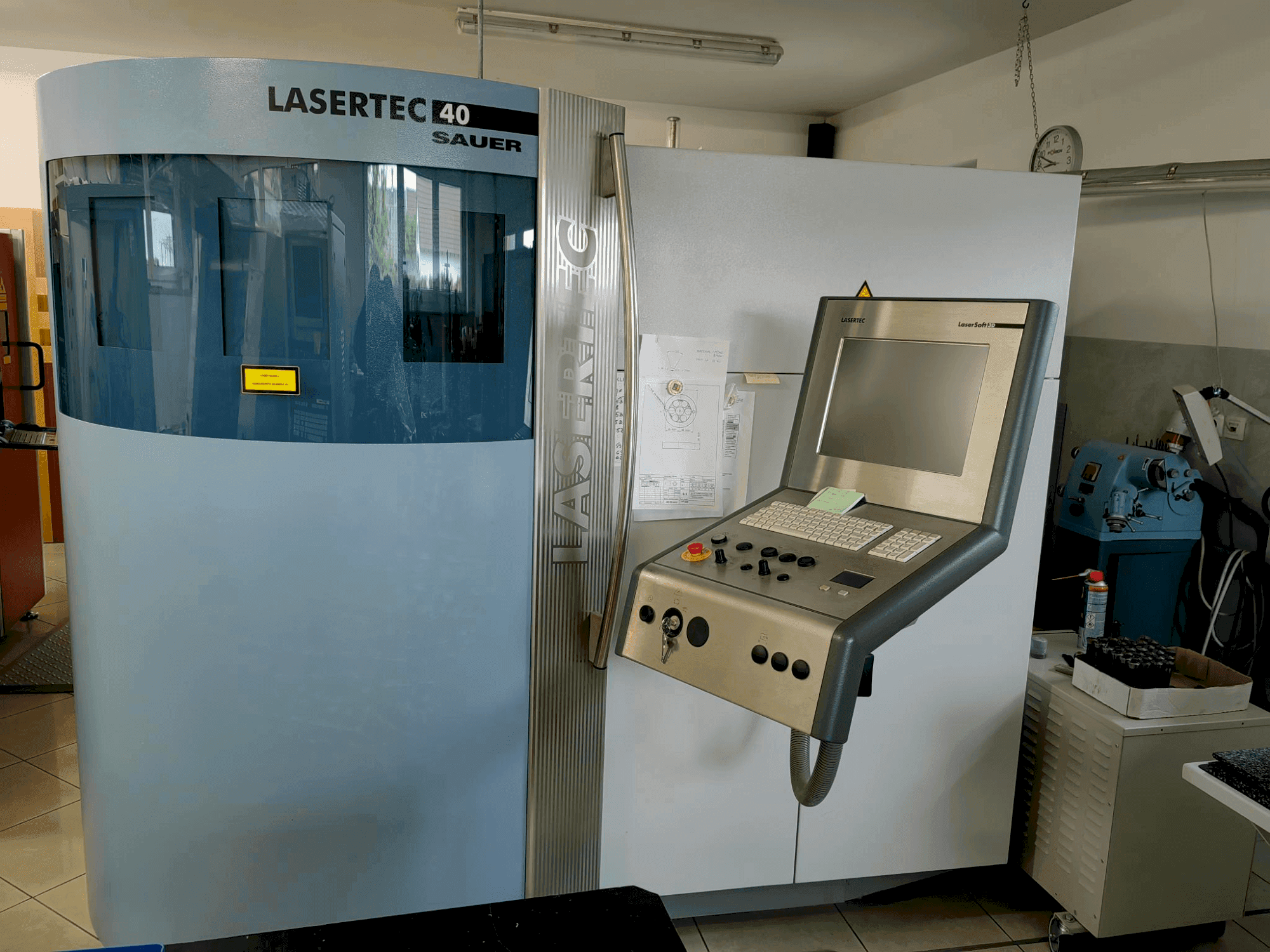 A DMG SAUER LASERTEC 40 (2008) gép elölnézete