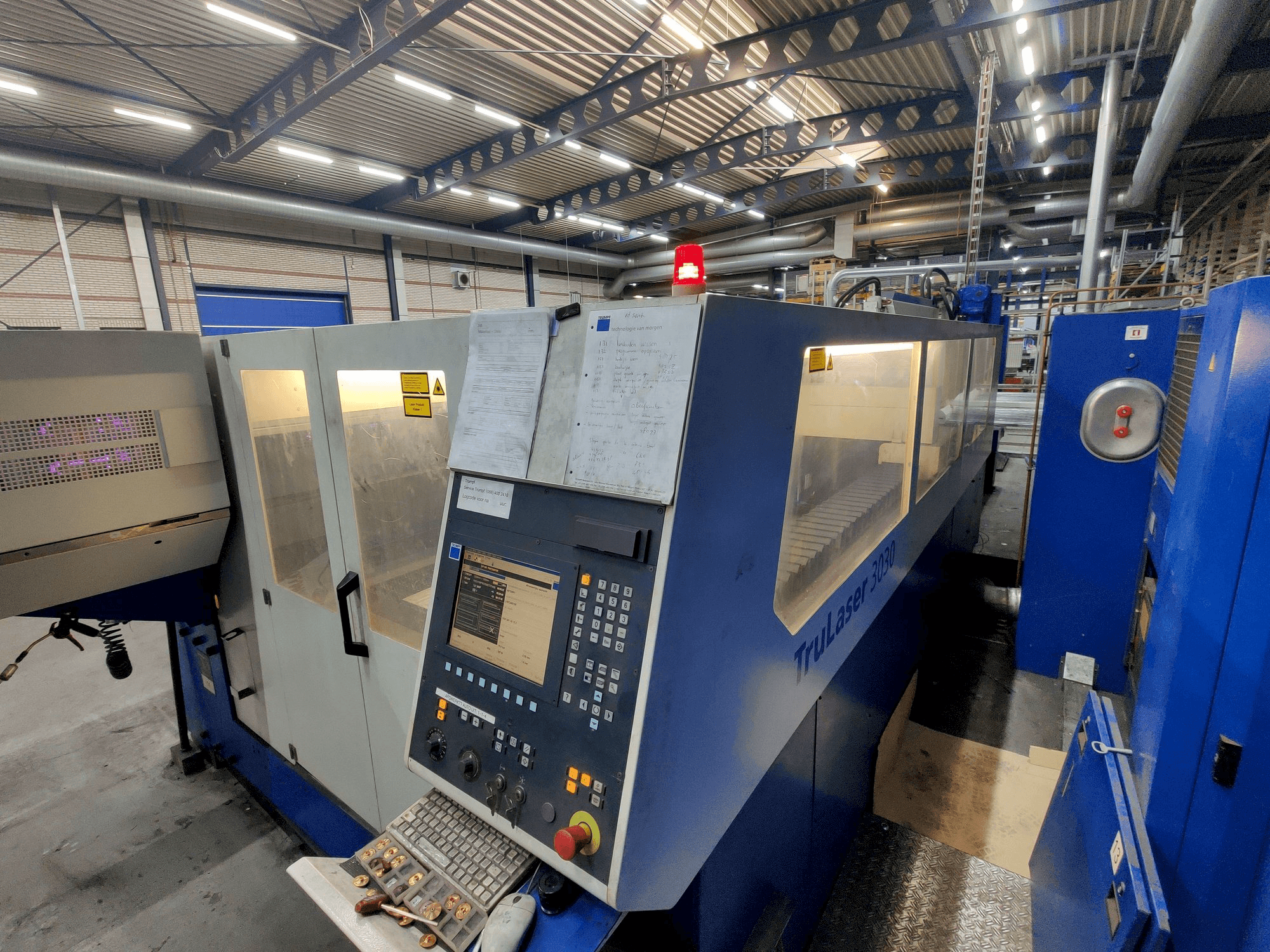 A Trumpf TruLaser 3030 gép elölnézete