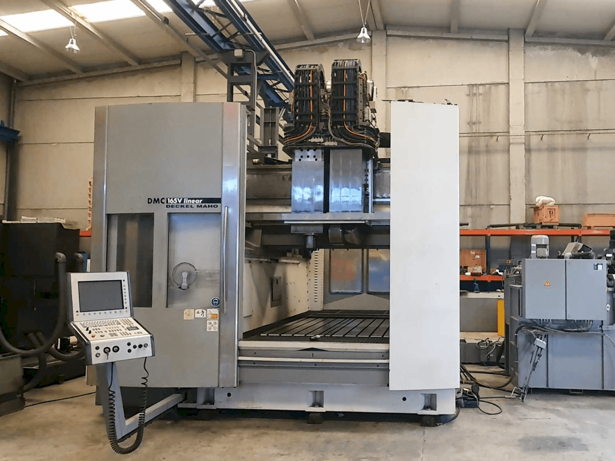 A DECKEL MAHO DMC 165V Linear gép elölnézete