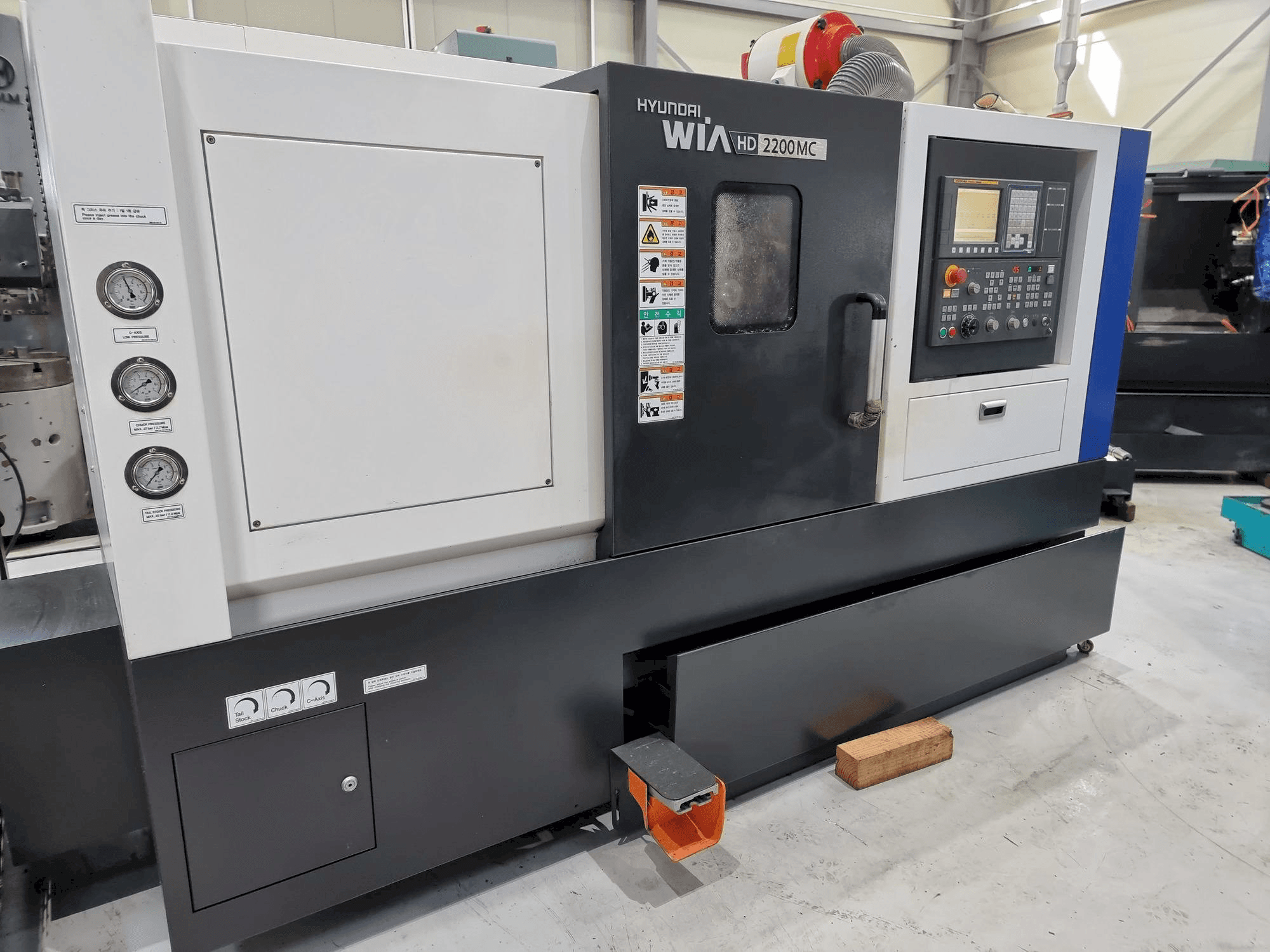 A Hyundai Wia HD 2200 MC gép elölnézete