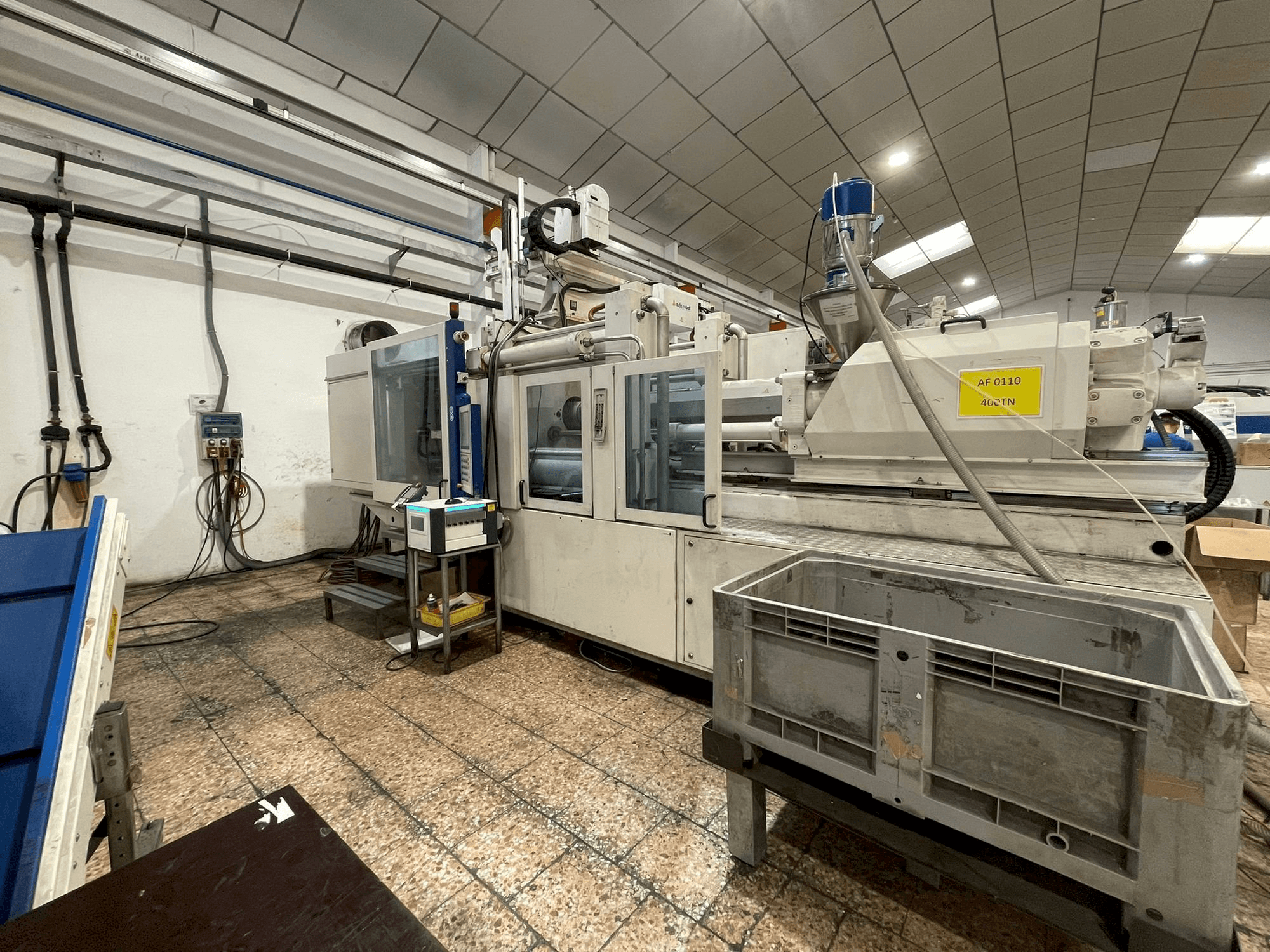 A Battenfeld HM 400/5100 gép jobb oldali nézete