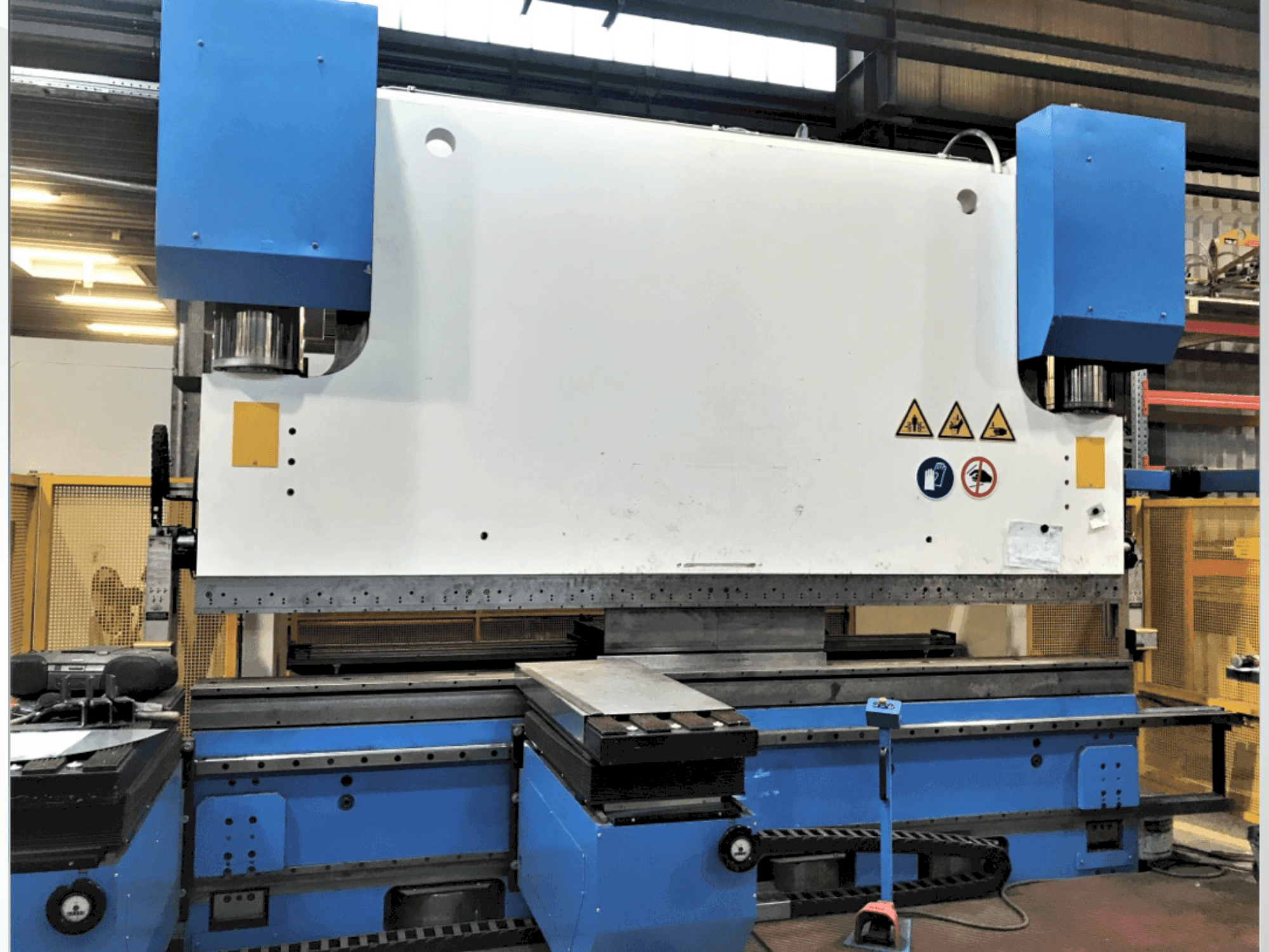 A Bystronic Beyeler PR 500x1400 gép elölnézete