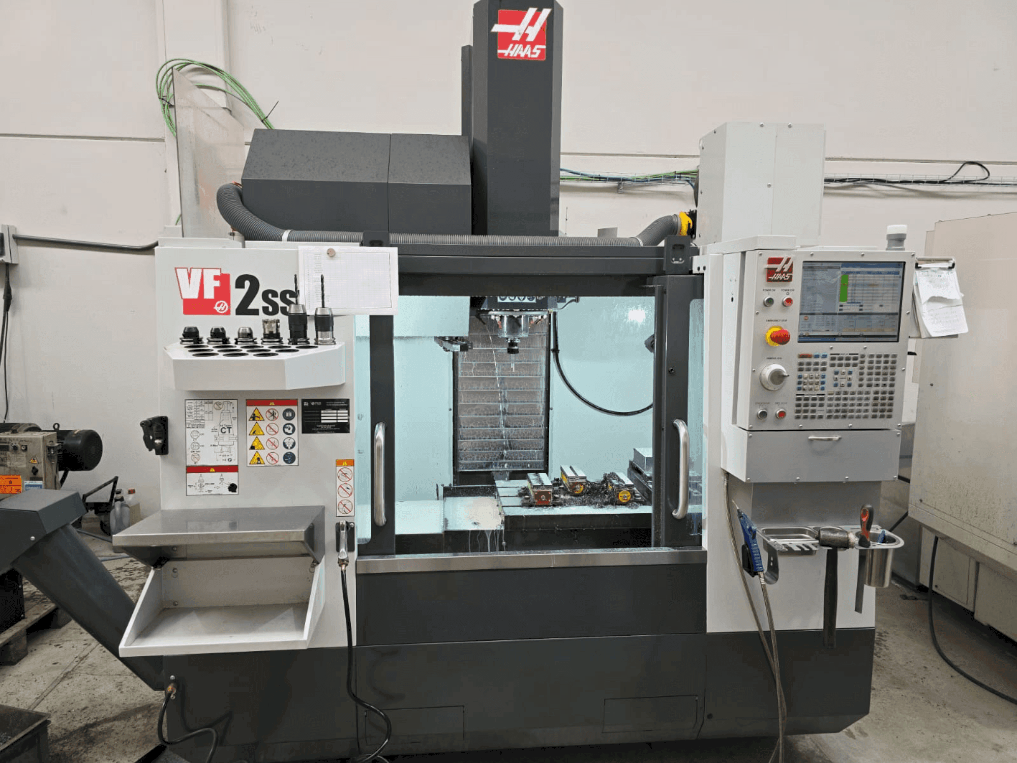 A HAAS VF 2SSYT gép elölnézete