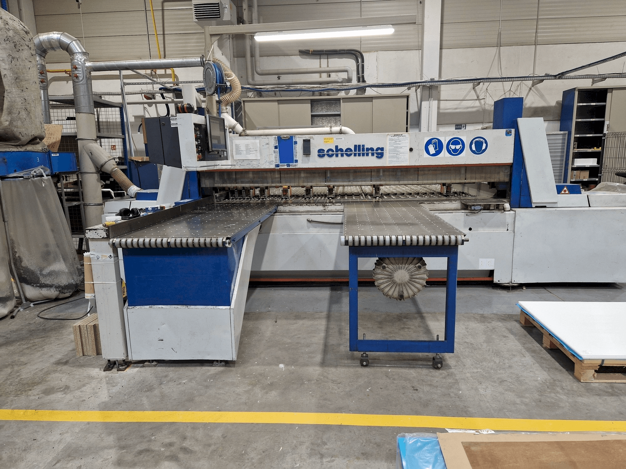 A SCHELLING FWM-330 gép elölnézete