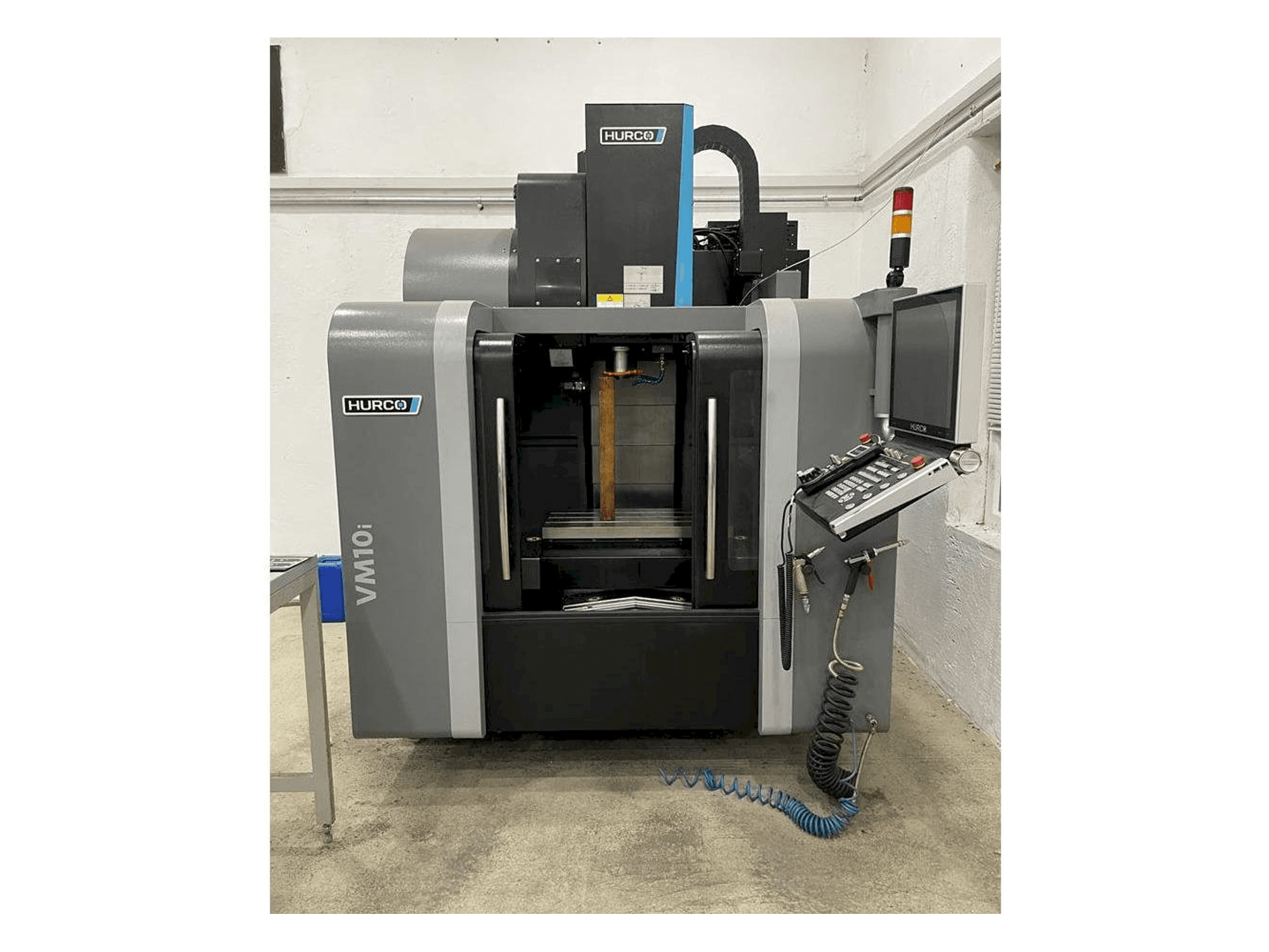 A Hurco VM 10 i gép elölnézete